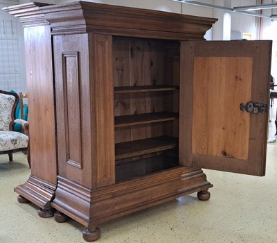 26960619b - Frankfurter Wellenschrank, wohl Hessen, um 1750, Eiche massiv, eintürig, ...