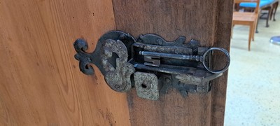 26960619c - Frankfurter Wellenschrank, wohl Hessen, um 1750, Eiche massiv, eintürig, ...
