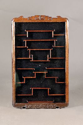 Image Sammlerschrank/Wandschrank, China, 20. Jh., Mahagoni massiv, orig. verglast, Front mit ...