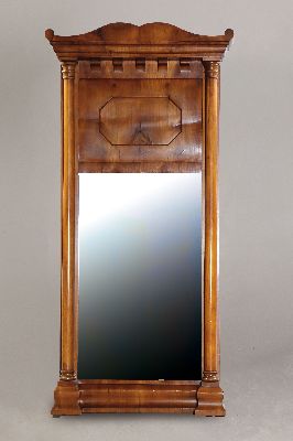 Image 26960634 - Großer Wandspiegel, Biedermeier, um 1830, Kirschbaumfurnier, geschweifte Bronze, ...