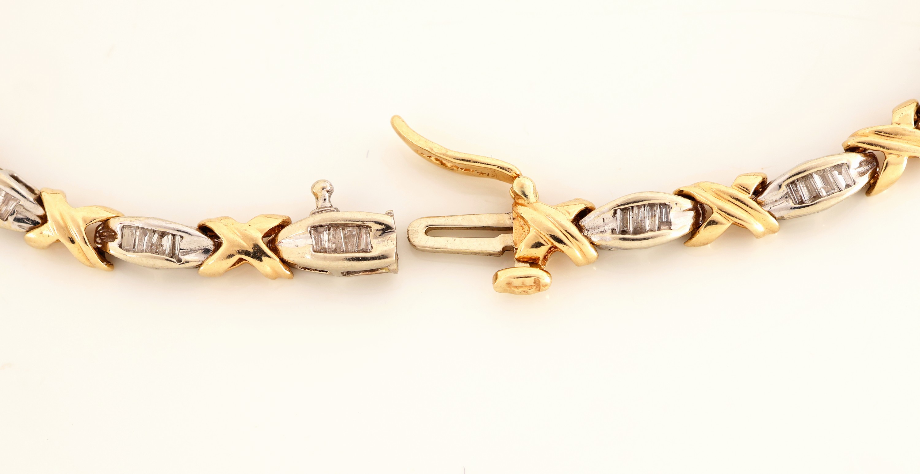 Detail a: 14 kt Gold Diamant-Collier, GG/WG 585/000, ca. 280 Diamant-Trapeze zus. ca. 4.00 ct Weiß/p (1 Dia. fehl, nicht störend), ca. 18.9 g, L. ca. 38 cm, ...