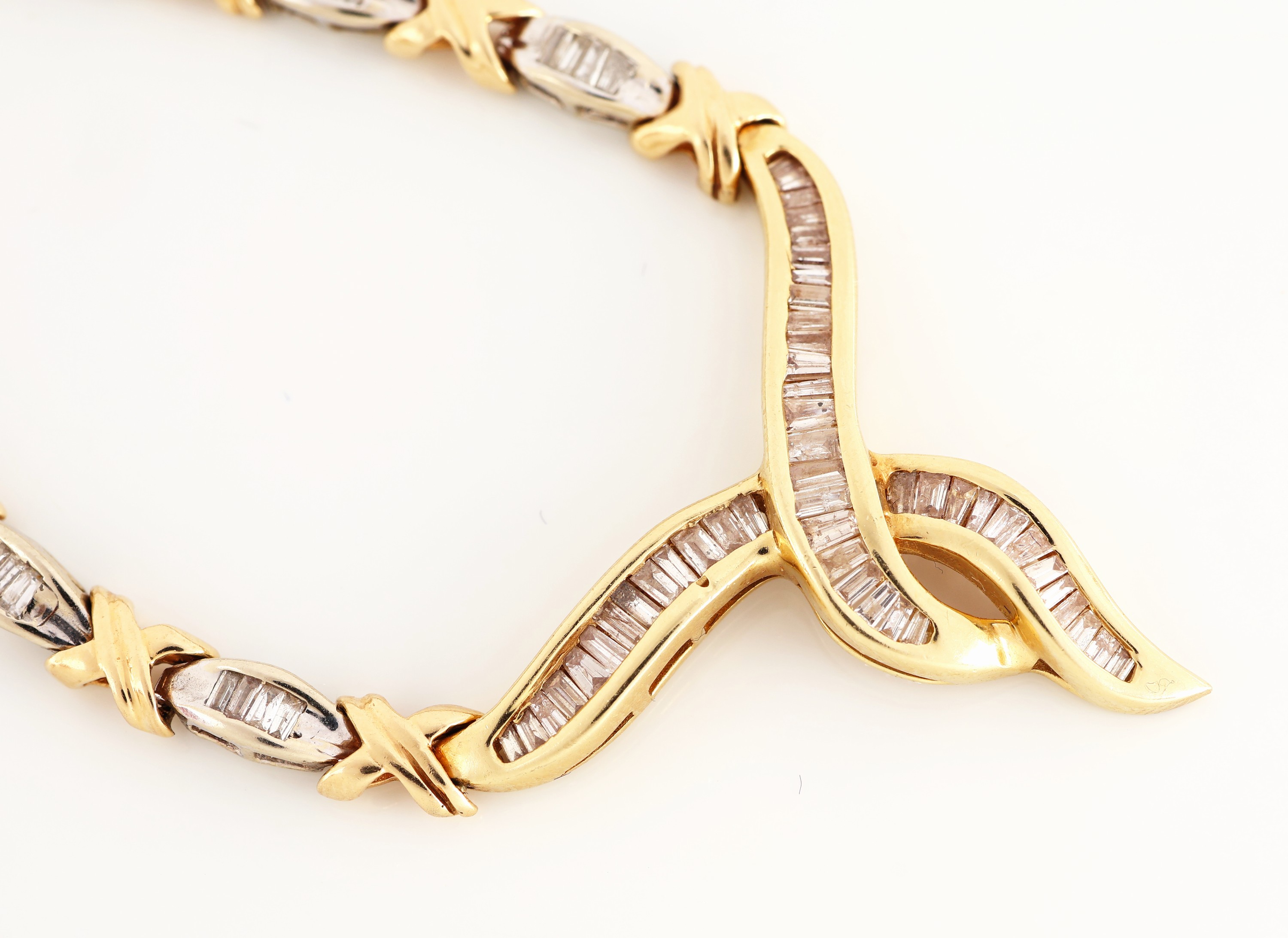 Detail c: 14 kt Gold Diamant-Collier, GG/WG 585/000, ca. 280 Diamant-Trapeze zus. ca. 4.00 ct Weiß/p (1 Dia. fehl, nicht störend), ca. 18.9 g, L. ca. 38 cm, ...
