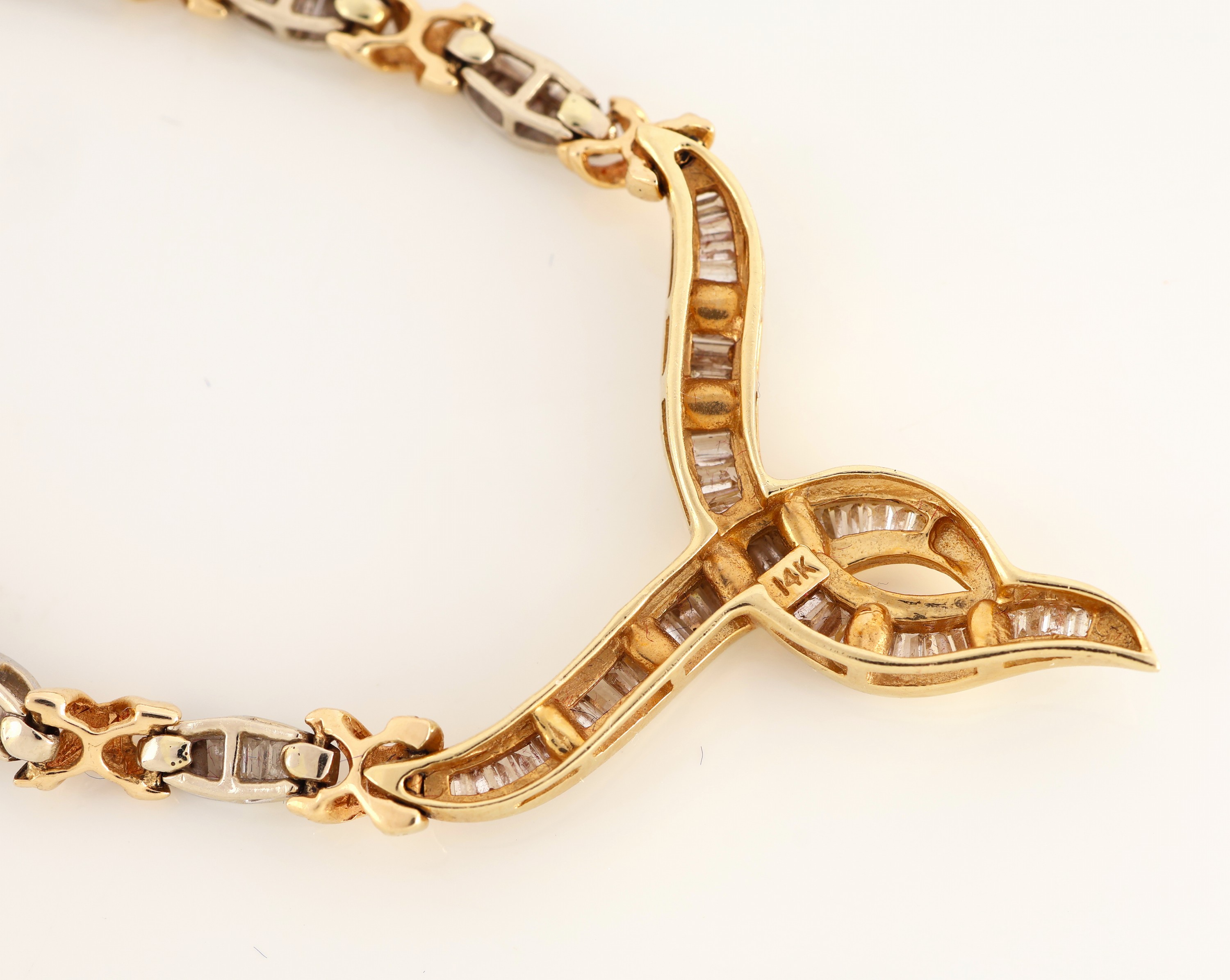Detail d: 14 kt Gold Diamant-Collier, GG/WG 585/000, ca. 280 Diamant-Trapeze zus. ca. 4.00 ct Weiß/p (1 Dia. fehl, nicht störend), ca. 18.9 g, L. ca. 38 cm, ...