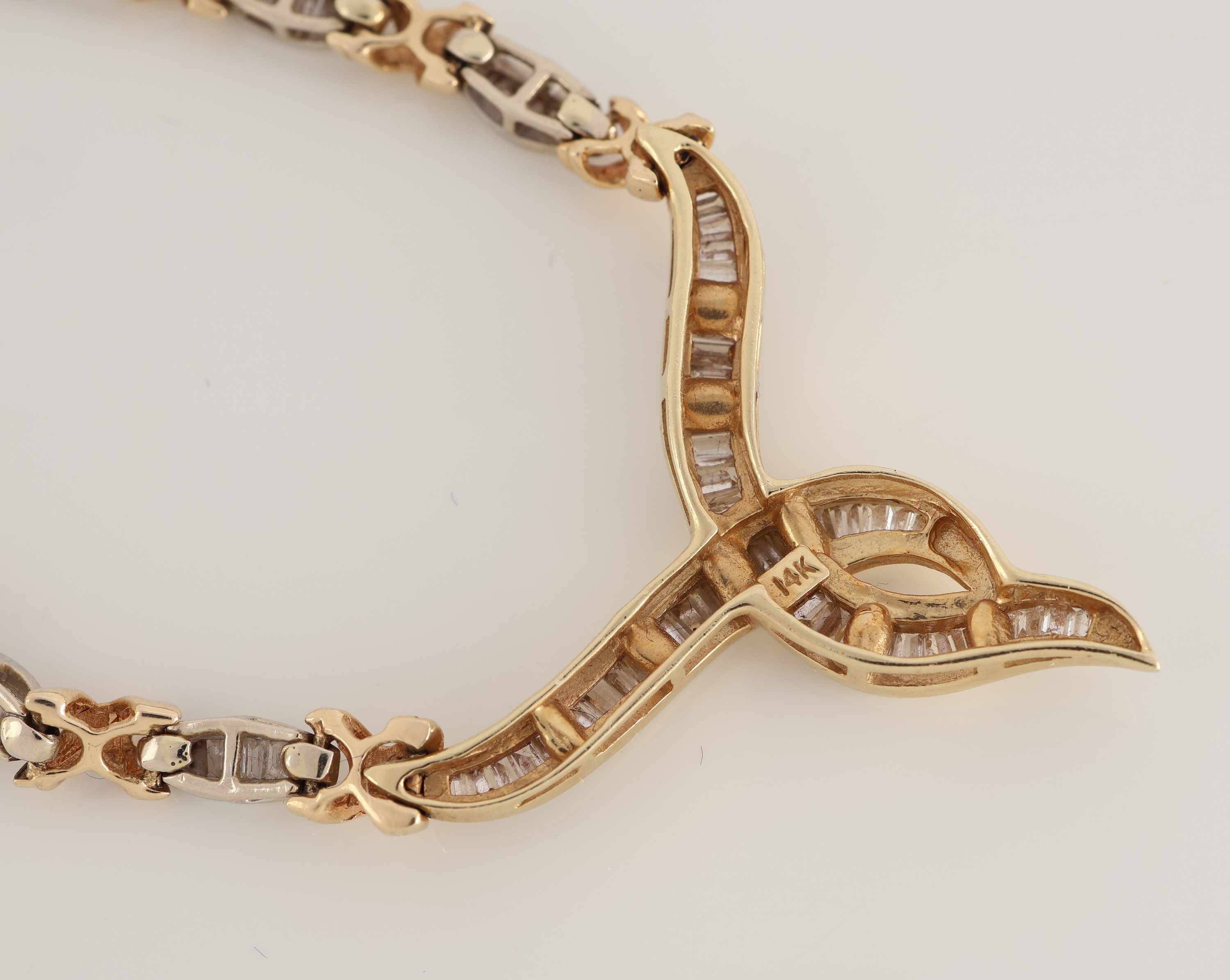 Detail e: 14 kt Gold Diamant-Collier, GG/WG 585/000, ca. 280 Diamant-Trapeze zus. ca. 4.00 ct Weiß/p (1 Dia. fehl, nicht störend), ca. 18.9 g, L. ca. 38 cm, ...