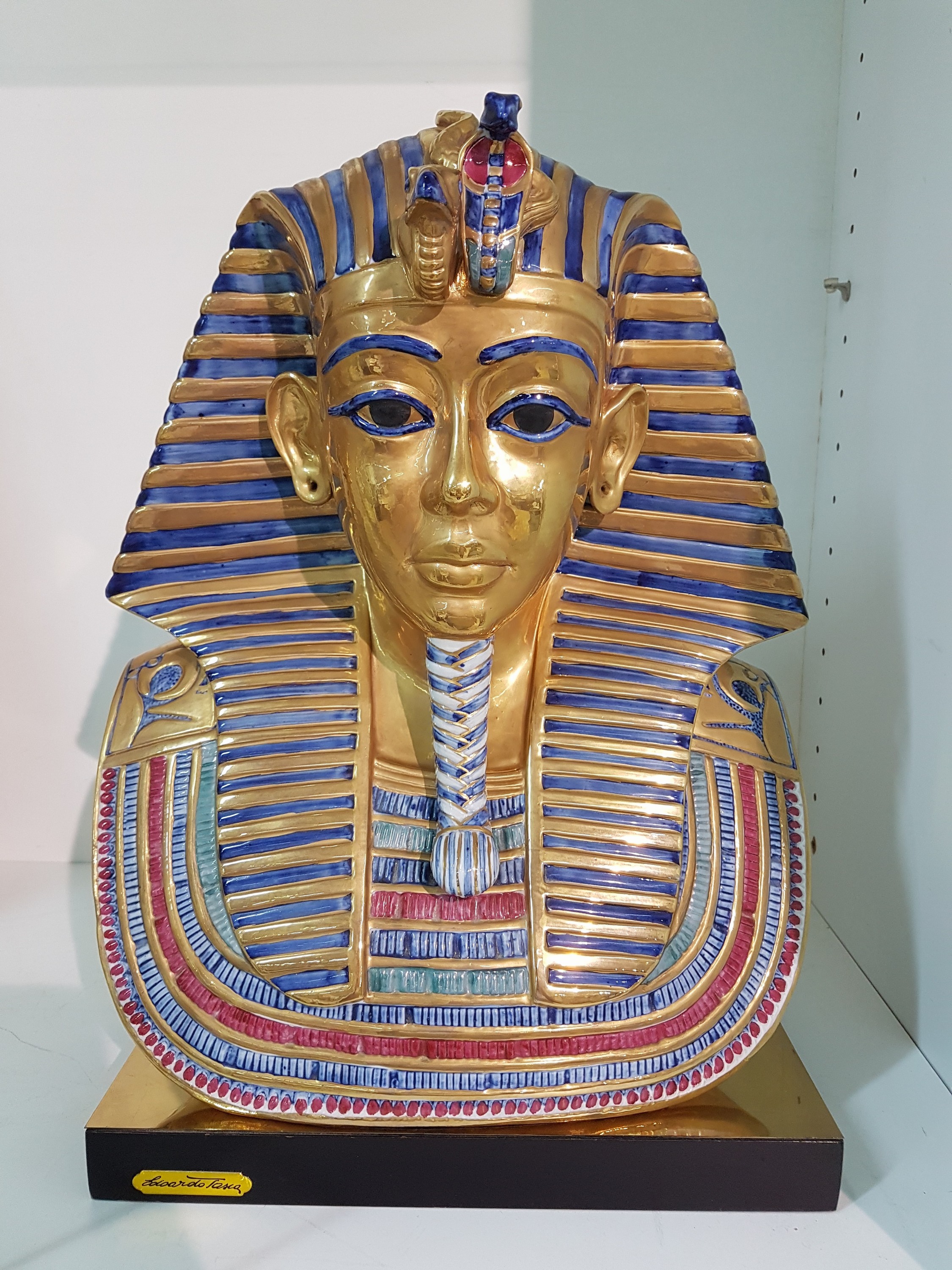 Detail a: Totenmaske des Tutanchamun, Capodimonte, Edoardo Tasca, 1980, Porzellan, limitierte Auflage 312/500, signiert, bunt bemalt und reich vergoldet, ...