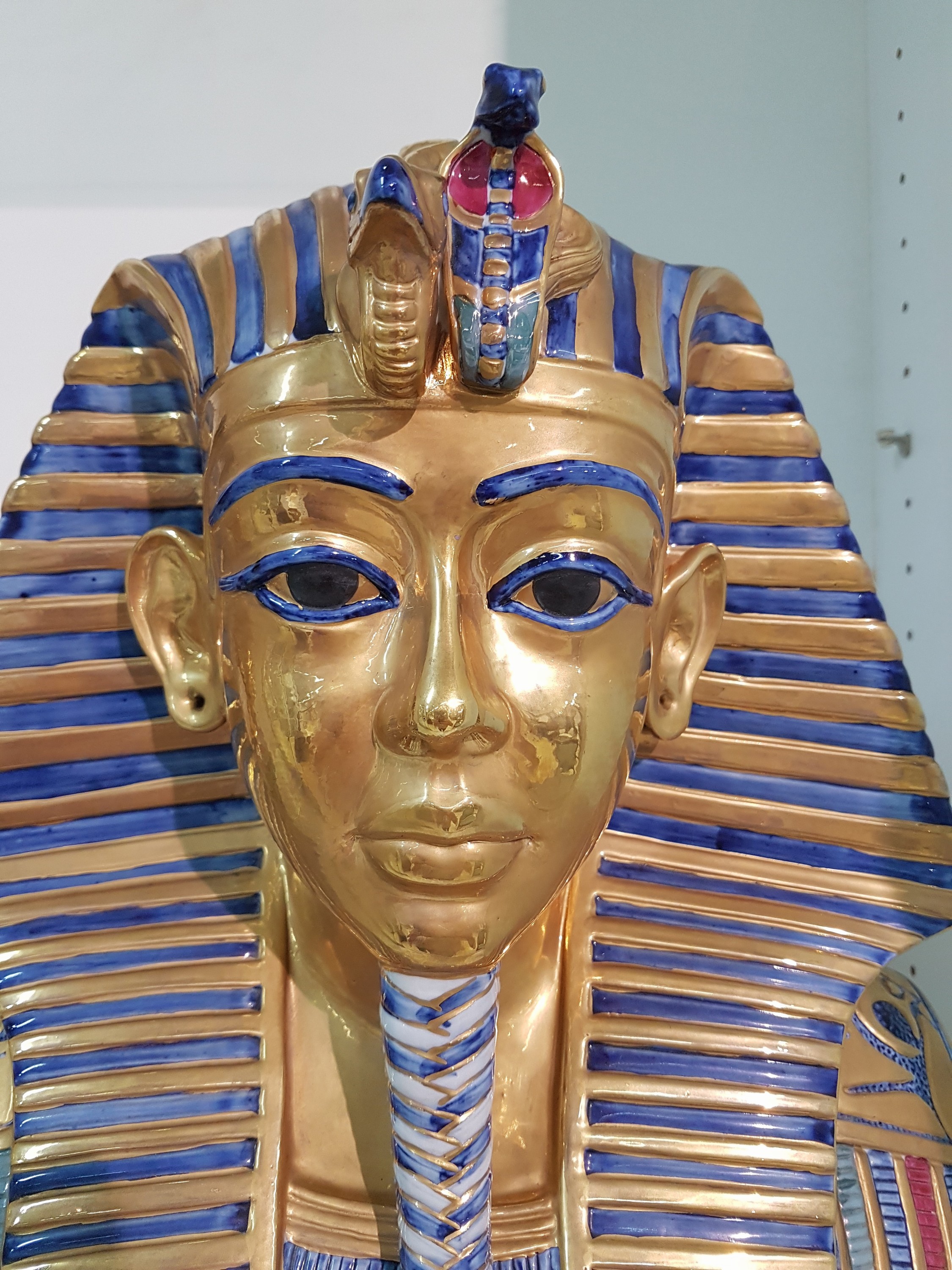 Detail b: Totenmaske des Tutanchamun, Capodimonte, Edoardo Tasca, 1980, Porzellan, limitierte Auflage 312/500, signiert, bunt bemalt und reich vergoldet, ...