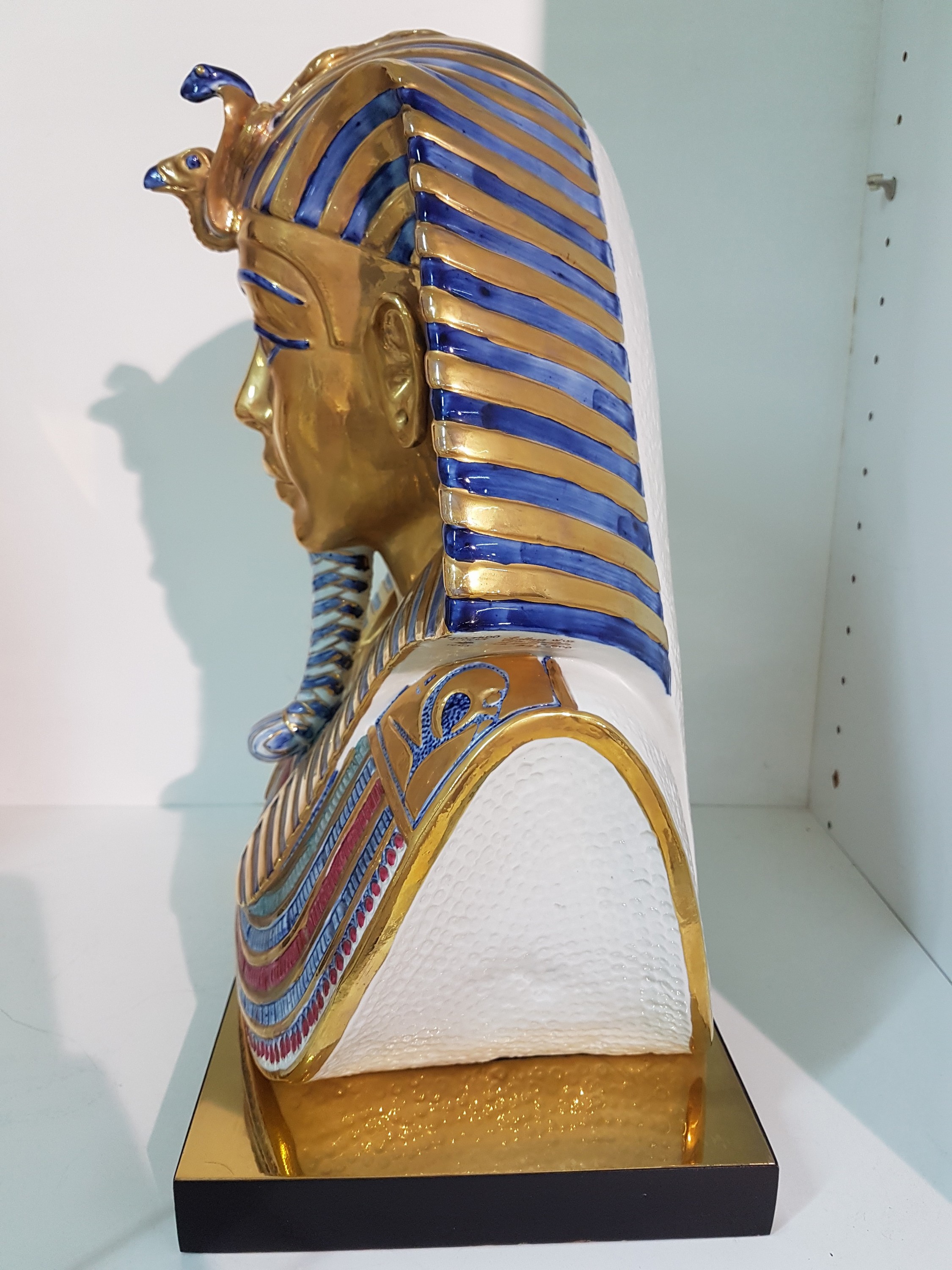 Detail c: Totenmaske des Tutanchamun, Capodimonte, Edoardo Tasca, 1980, Porzellan, limitierte Auflage 312/500, signiert, bunt bemalt und reich vergoldet, ...