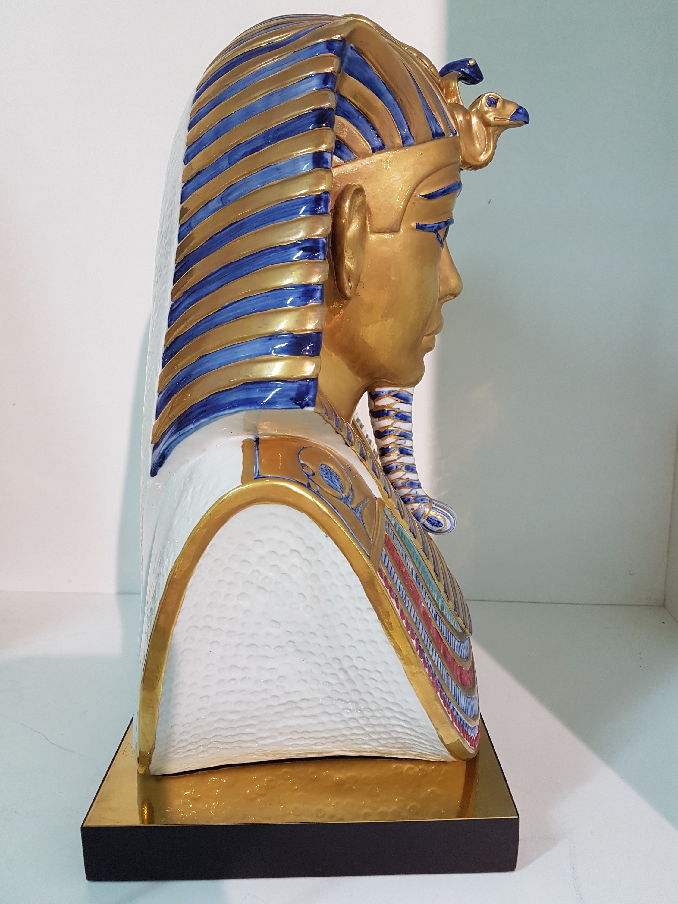 Detail f: Totenmaske des Tutanchamun, Capodimonte, Edoardo Tasca, 1980, Porzellan, limitierte Auflage 312/500, signiert, bunt bemalt und reich vergoldet, ...