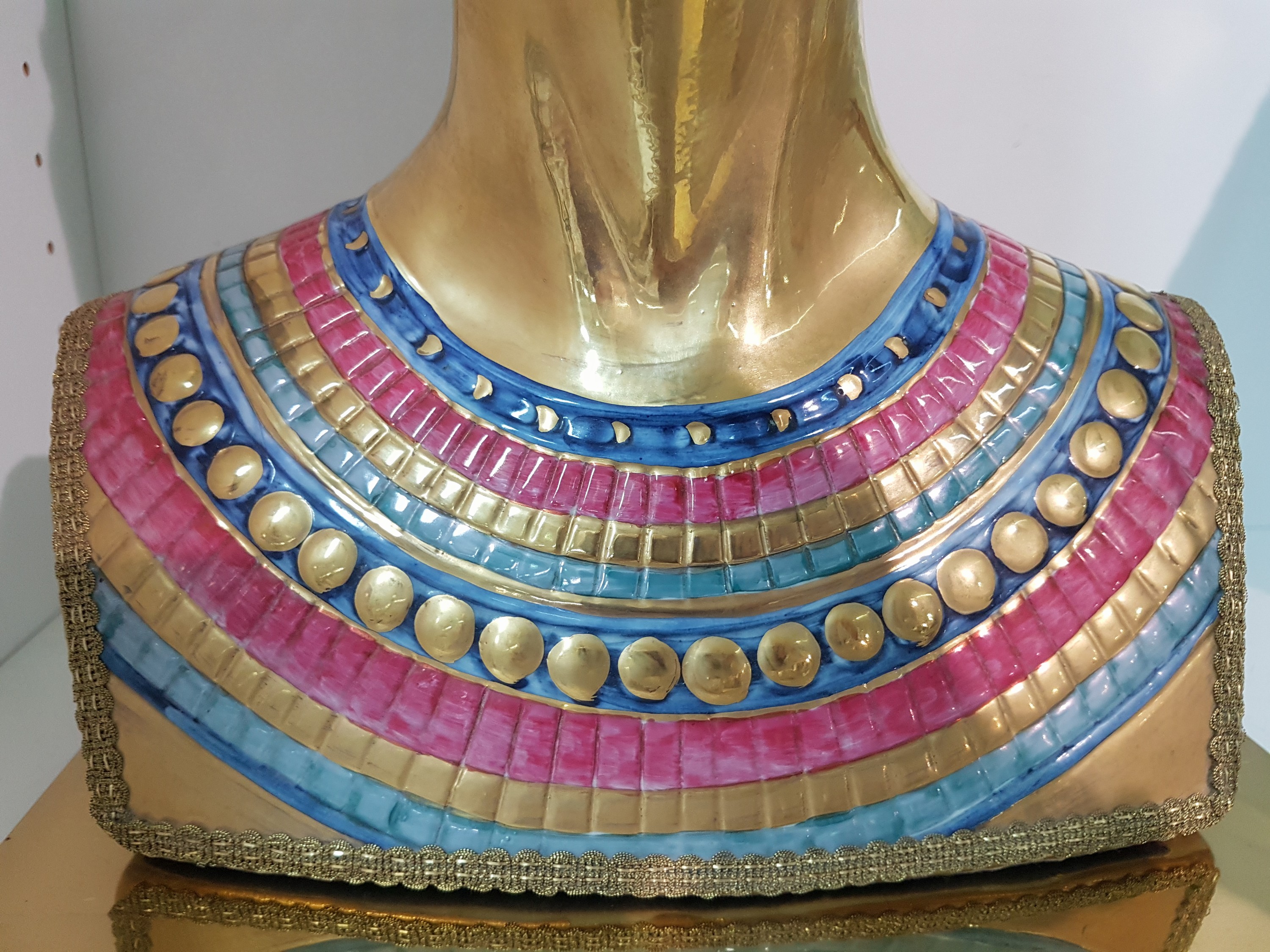 Detail c: Büste der Nofretete, Capodimonte, Entwurf Edoardo Tasca, 1980, Porzellan, limitierte Auflage 719/1000, signiert, bunt bemalt und reich vergoldet, ...