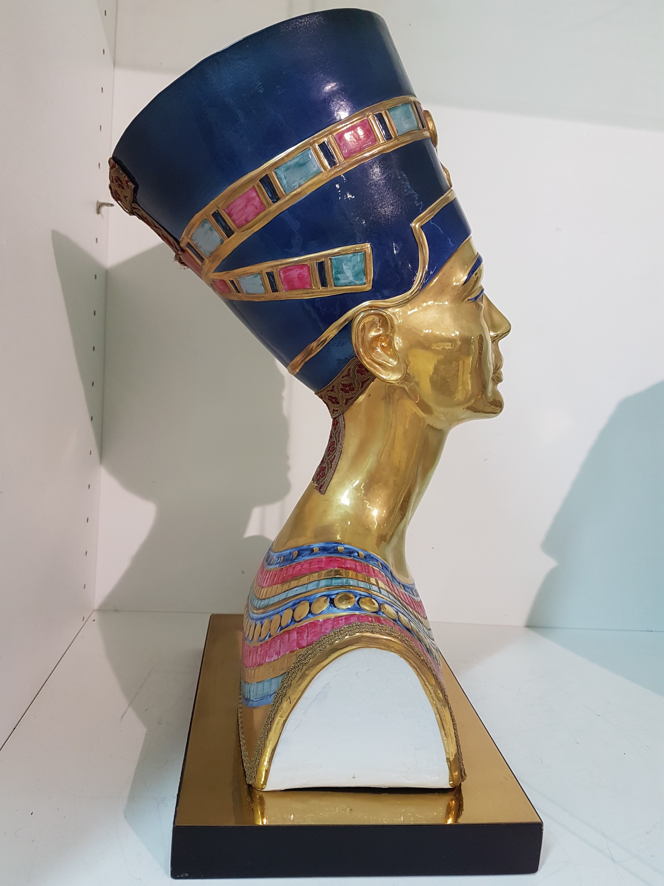 Detail d: Büste der Nofretete, Capodimonte, Entwurf Edoardo Tasca, 1980, Porzellan, limitierte Auflage 719/1000, signiert, bunt bemalt und reich vergoldet, ...