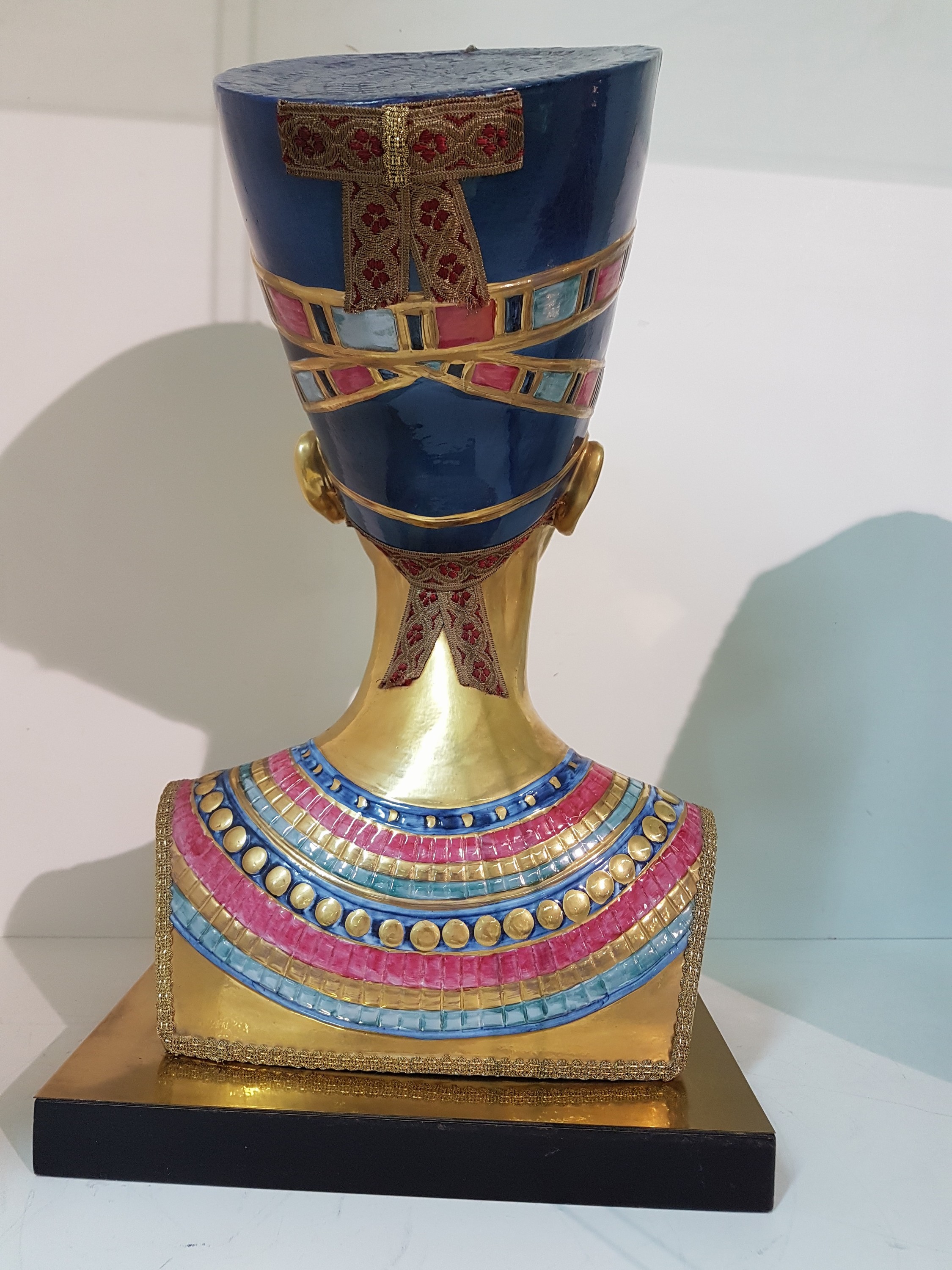 Detail e: Büste der Nofretete, Capodimonte, Entwurf Edoardo Tasca, 1980, Porzellan, limitierte Auflage 719/1000, signiert, bunt bemalt und reich vergoldet, ...