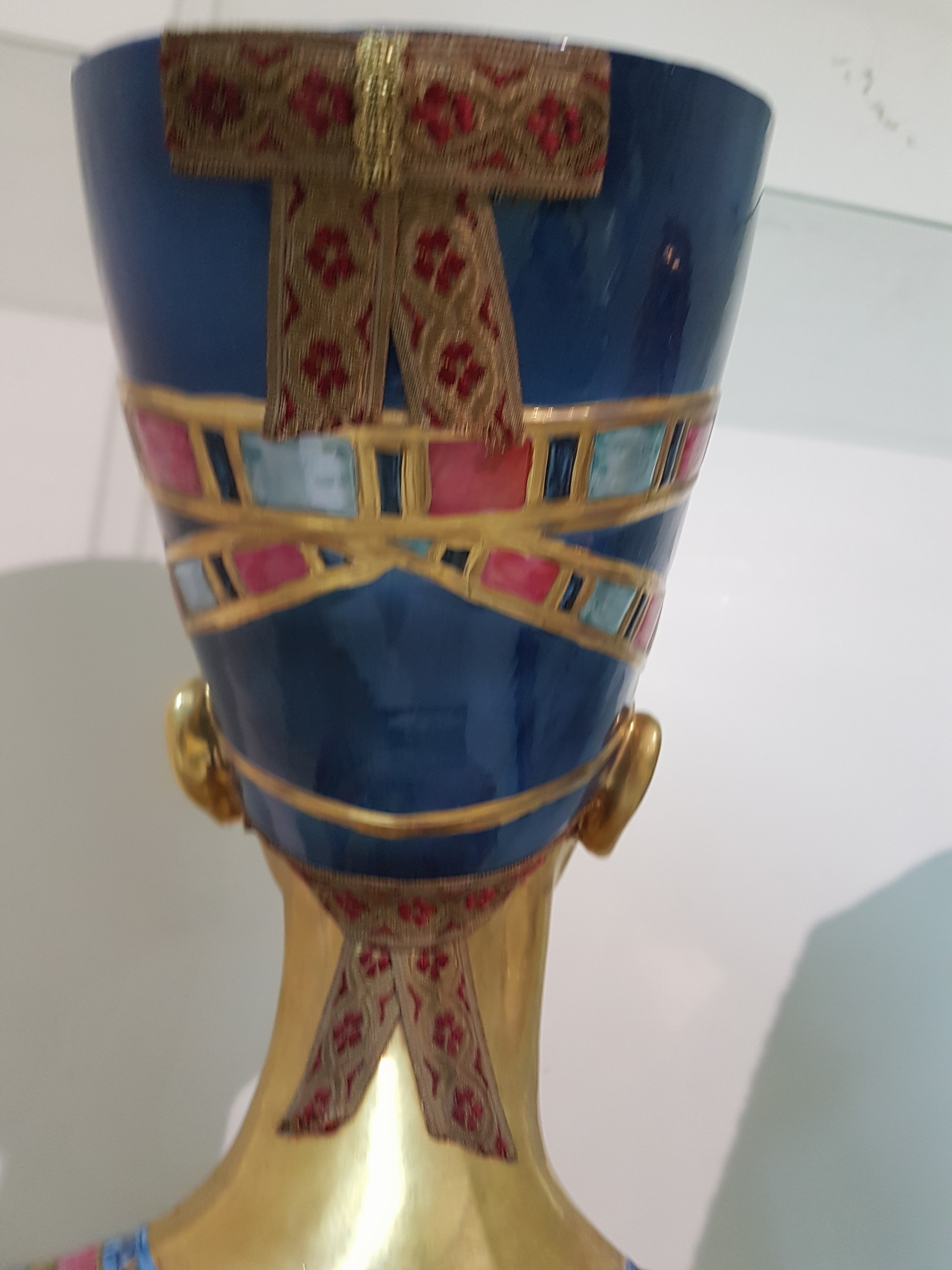 Detail f: Büste der Nofretete, Capodimonte, Entwurf Edoardo Tasca, 1980, Porzellan, limitierte Auflage 719/1000, signiert, bunt bemalt und reich vergoldet, ...