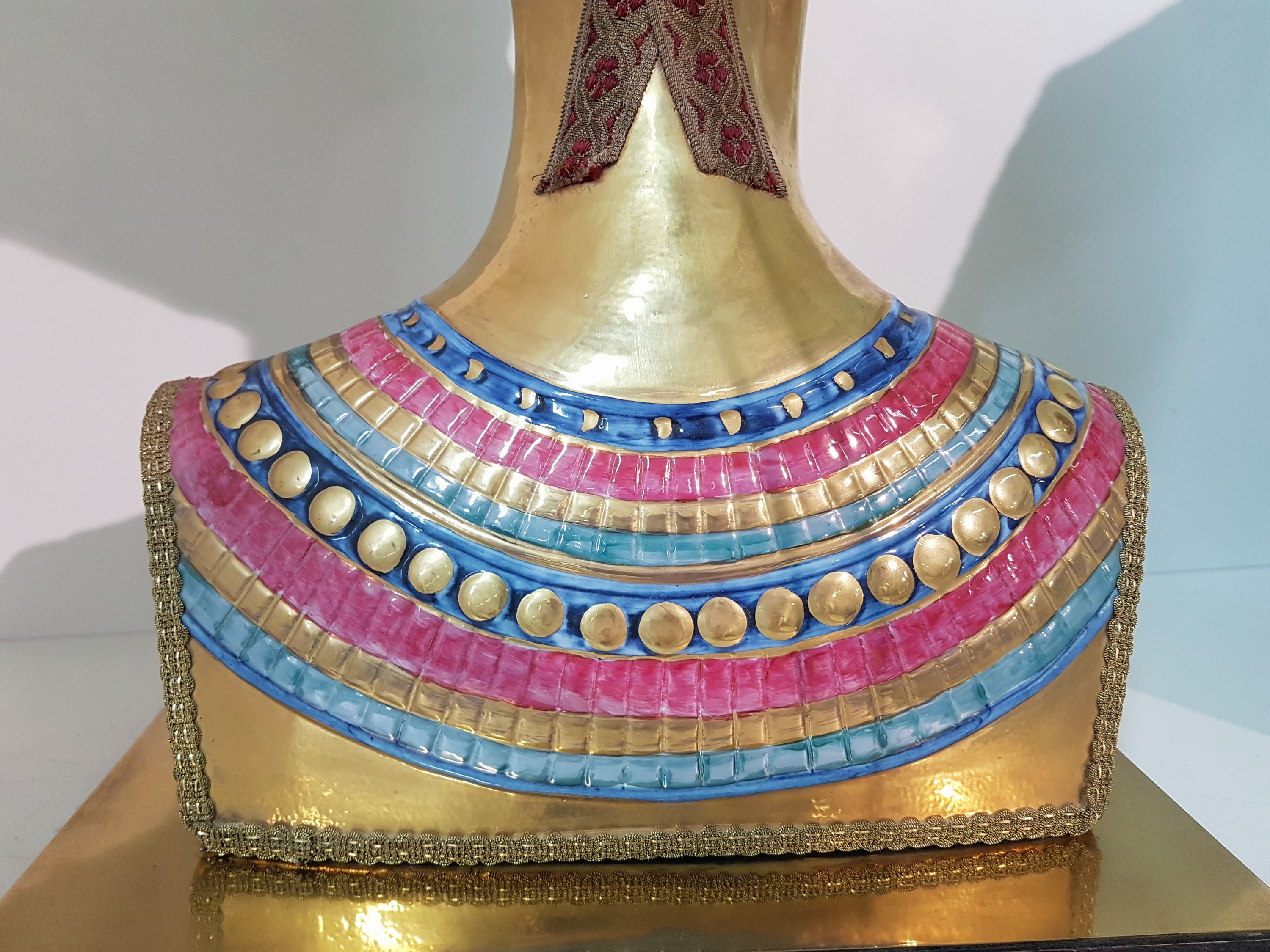 Detail g: Büste der Nofretete, Capodimonte, Entwurf Edoardo Tasca, 1980, Porzellan, limitierte Auflage 719/1000, signiert, bunt bemalt und reich vergoldet, ...