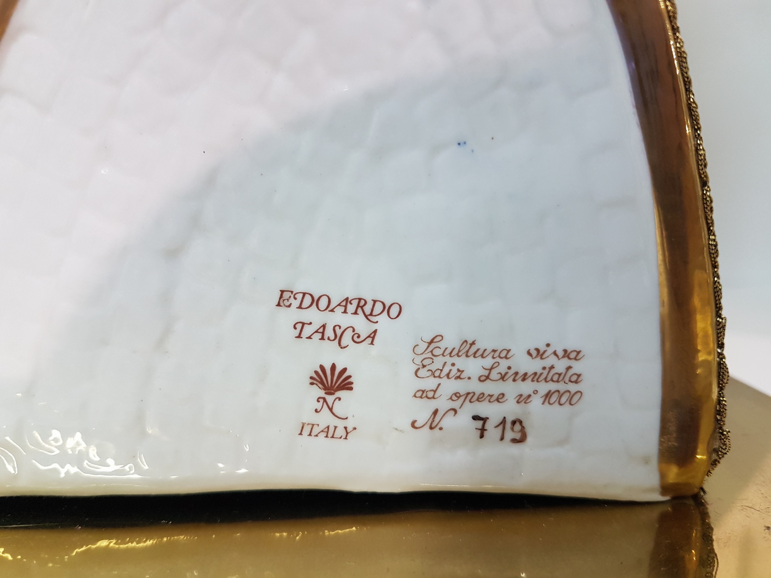 Detail i: Büste der Nofretete, Capodimonte, Entwurf Edoardo Tasca, 1980, Porzellan, limitierte Auflage 719/1000, signiert, bunt bemalt und reich vergoldet, ...
