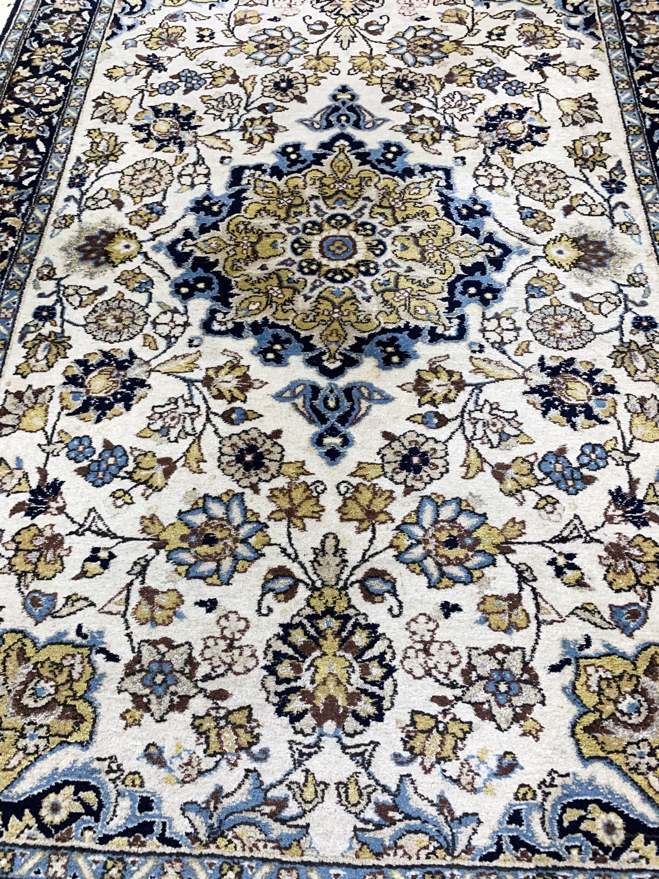Detail c: Ghom kork, Persien, Mitte 20.Jhd., Korkwolle mit Seide, ca. 160 x 108 cm, EHZ: 2