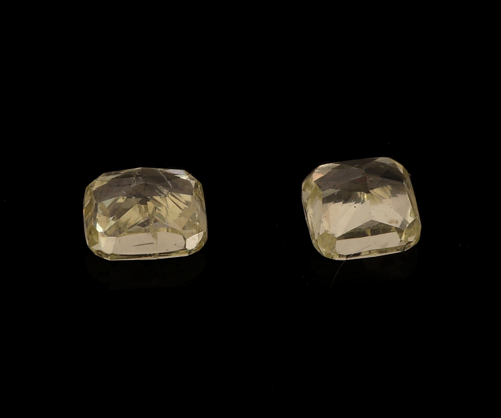 Detail a: Lot 2 lose Diamanten, Cushion Cut, 1 x 0.32 ct1 x 0.30 ct, nat. fancy yellow/p1, jeweils mitGemReport Expertise