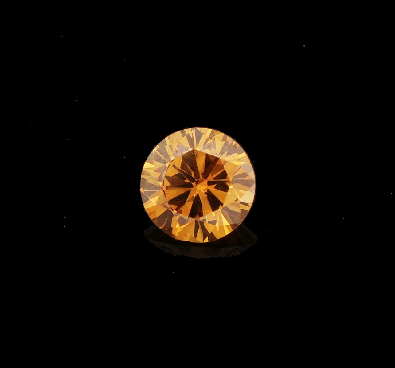 Detail b: Loser Brillant, 0.32 ct nat. fancy deep orangybrownish yellow/si1, mit GemReport Expertise