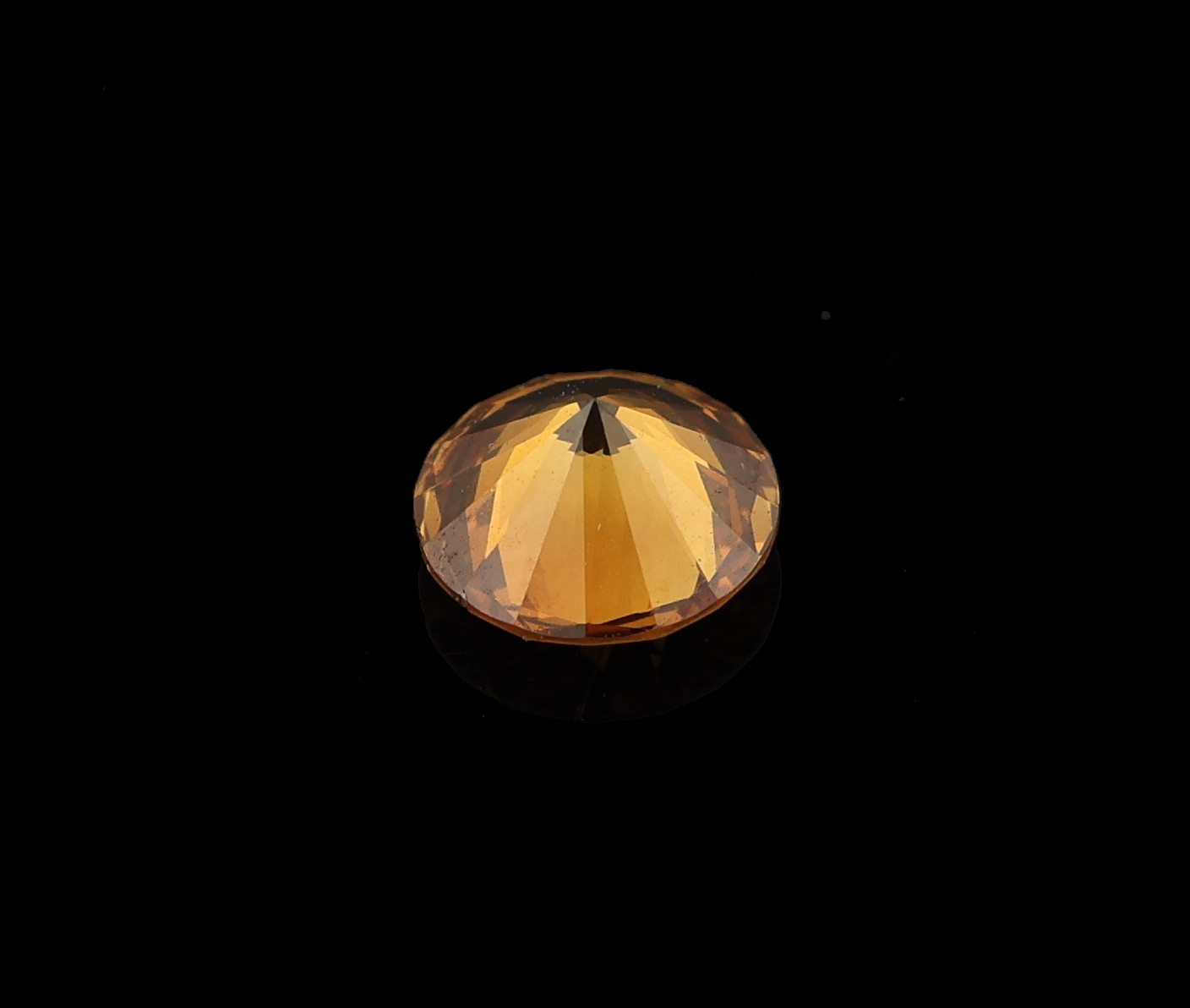 Detail c: Loser Brillant, 0.32 ct nat. fancy deep orangybrownish yellow/si1, mit GemReport Expertise