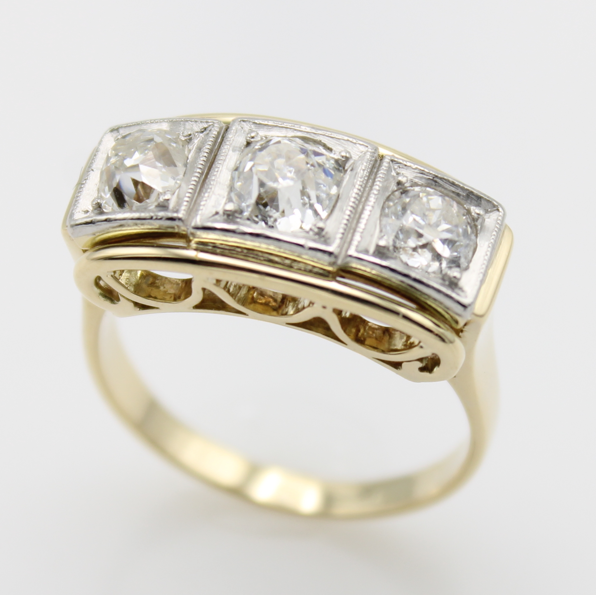 Image 26960812 - Ring mit Diamanten, GG 585/000, 3 Alt- schliffdiam. zus. ca. 1.00 ct ...