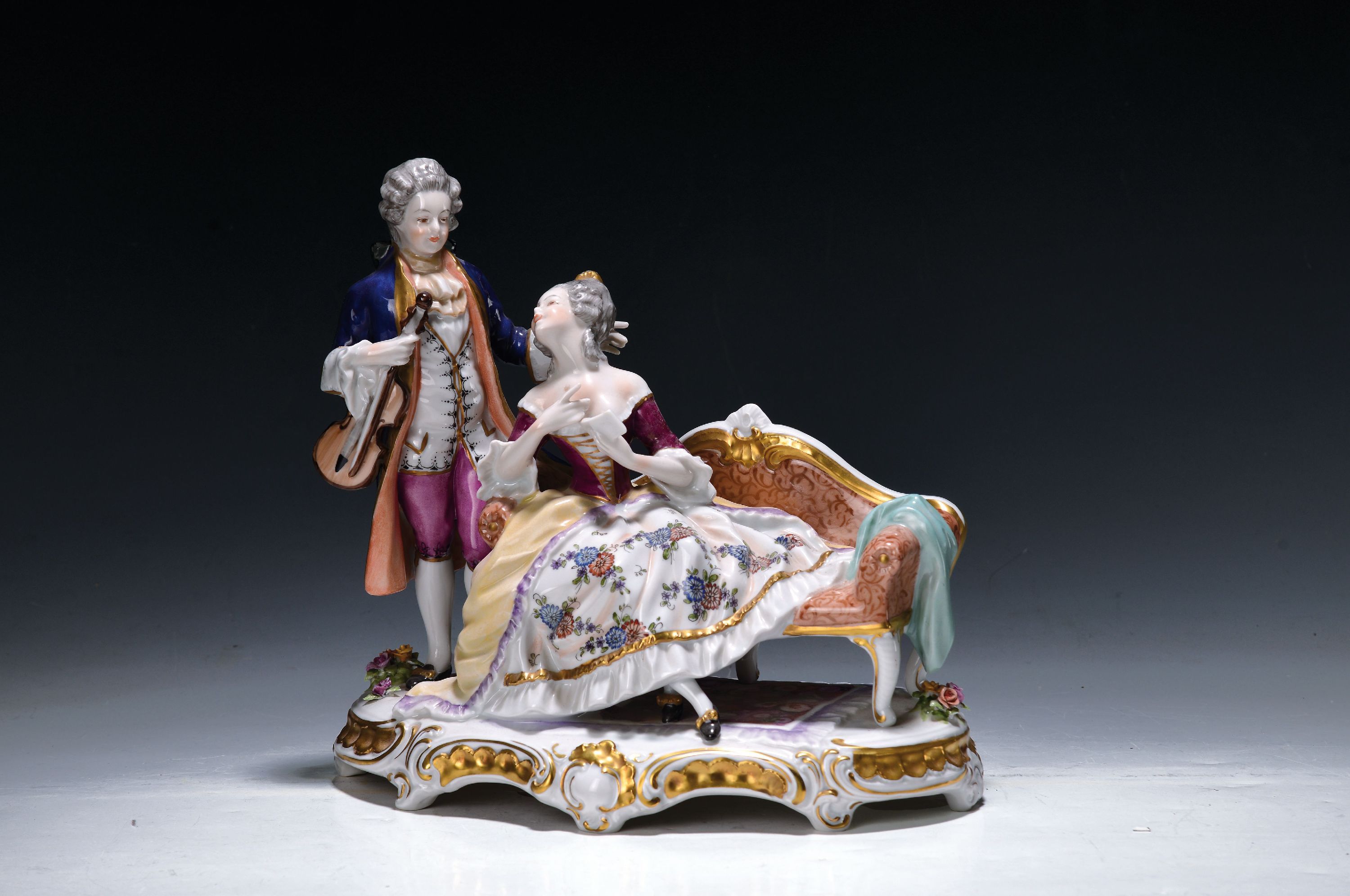 Große Porzellanfigurengruppe, Unterweissbach, 20. Jh., Edeldame auf dem Sofa mit einem Geigenspieler, bunt bemalt, Goldstaffage, ca. 24x26x15cm