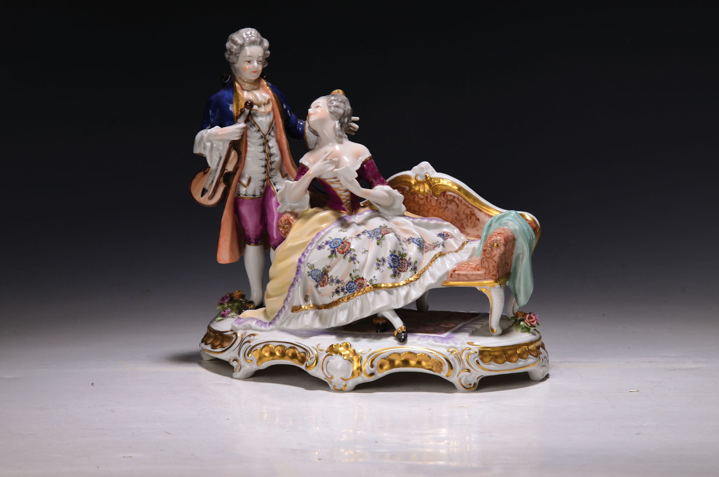 Detail a: Große Porzellanfigurengruppe, Unterweissbach, 20. Jh., Edeldame auf dem Sofa mit einem Geigenspieler, bunt bemalt, Goldstaffage, ca. 24x26x15cm
