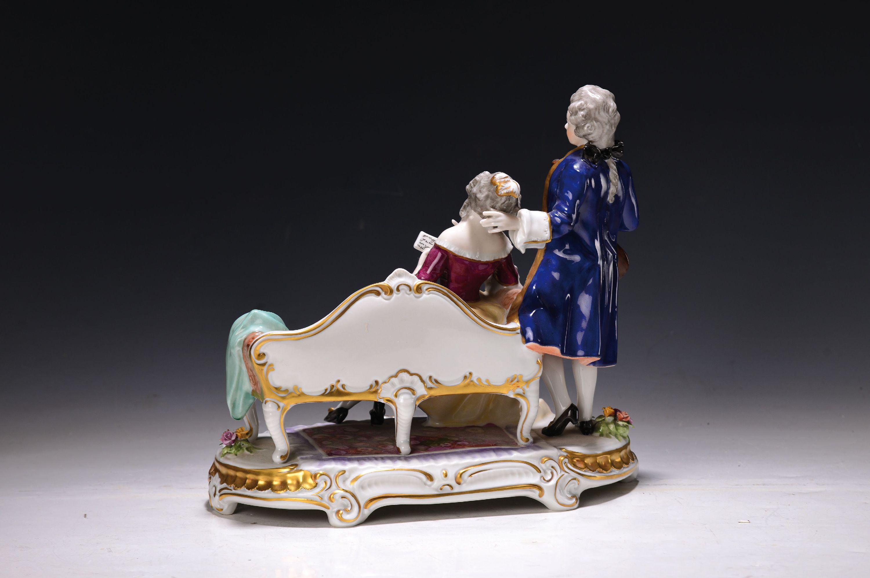 Detail b: Große Porzellanfigurengruppe, Unterweissbach, 20. Jh., Edeldame auf dem Sofa mit einem Geigenspieler, bunt bemalt, Goldstaffage, ca. 24x26x15cm