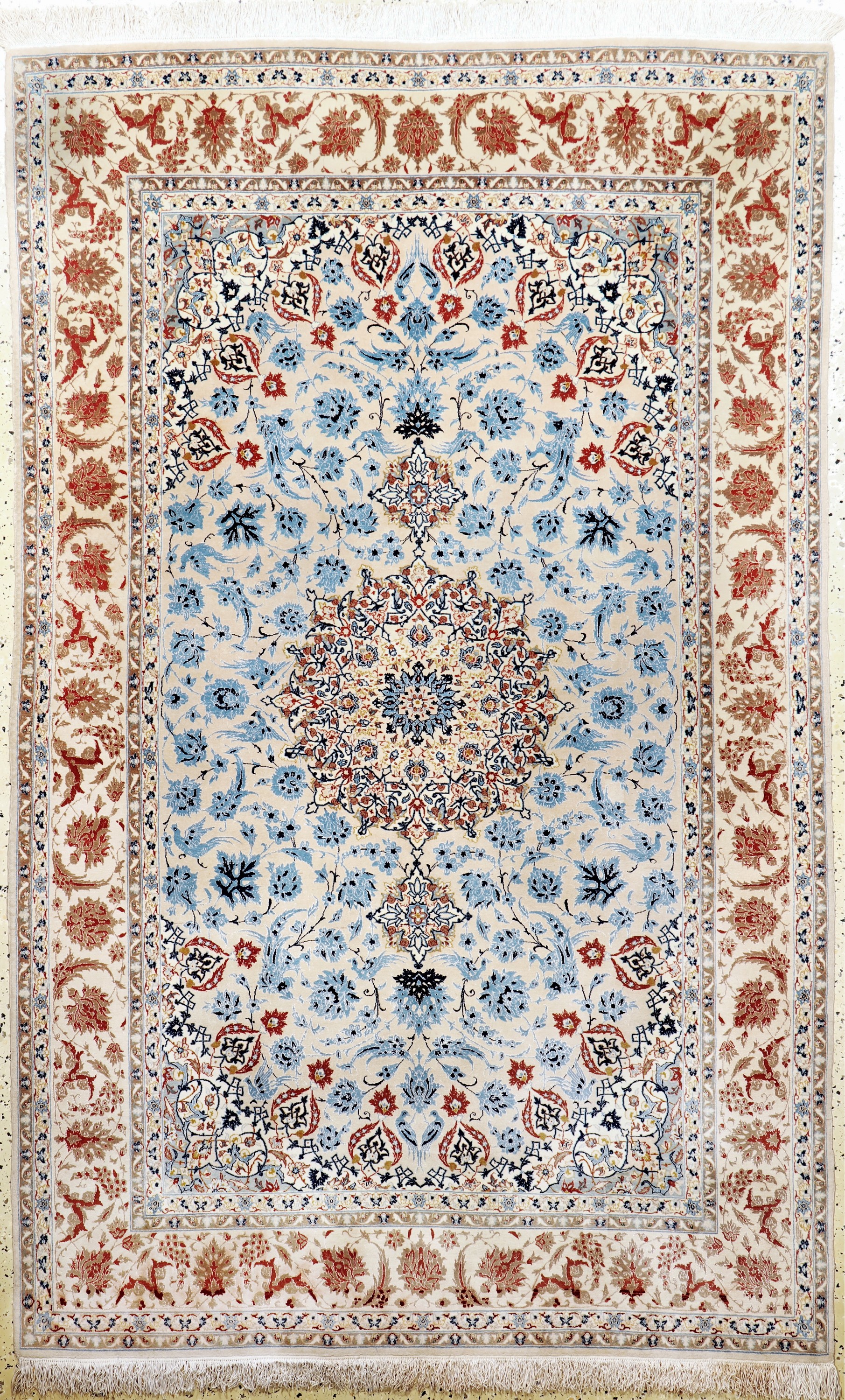 Esfahan fein, Persien, Mitte 20.Jhd, Korkwolle mit und auf Seide, ca. 235 x 148 cm,ca. 1,0 Mio. Kn/qm, EHZ: 2(Fransen erneuert), leicht verfärbt.