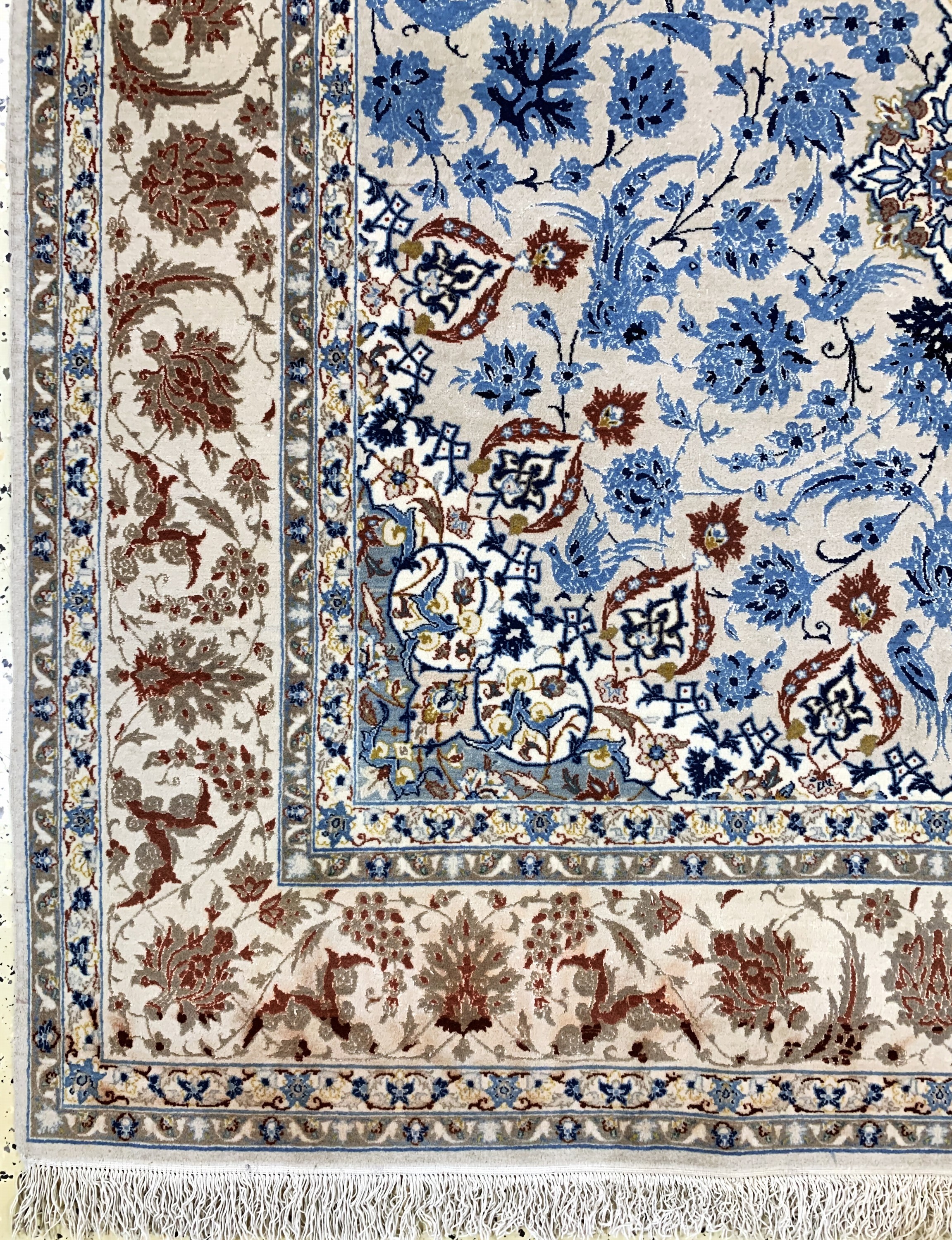 Detail b: Esfahan fein, Persien, Mitte 20.Jhd, Korkwolle mit und auf Seide, ca. 235 x 148 cm,ca. 1,0 Mio. Kn/qm, EHZ: 2(Fransen erneuert), leicht verfärbt.