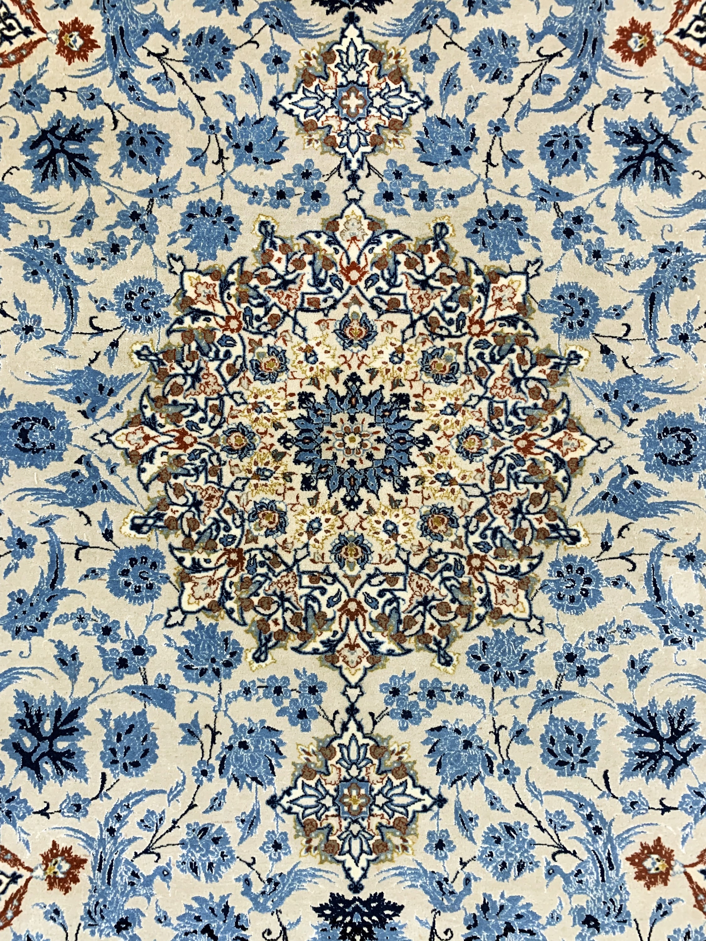 Detail c: Esfahan fein, Persien, Mitte 20.Jhd, Korkwolle mit und auf Seide, ca. 235 x 148 cm,ca. 1,0 Mio. Kn/qm, EHZ: 2(Fransen erneuert), leicht verfärbt.