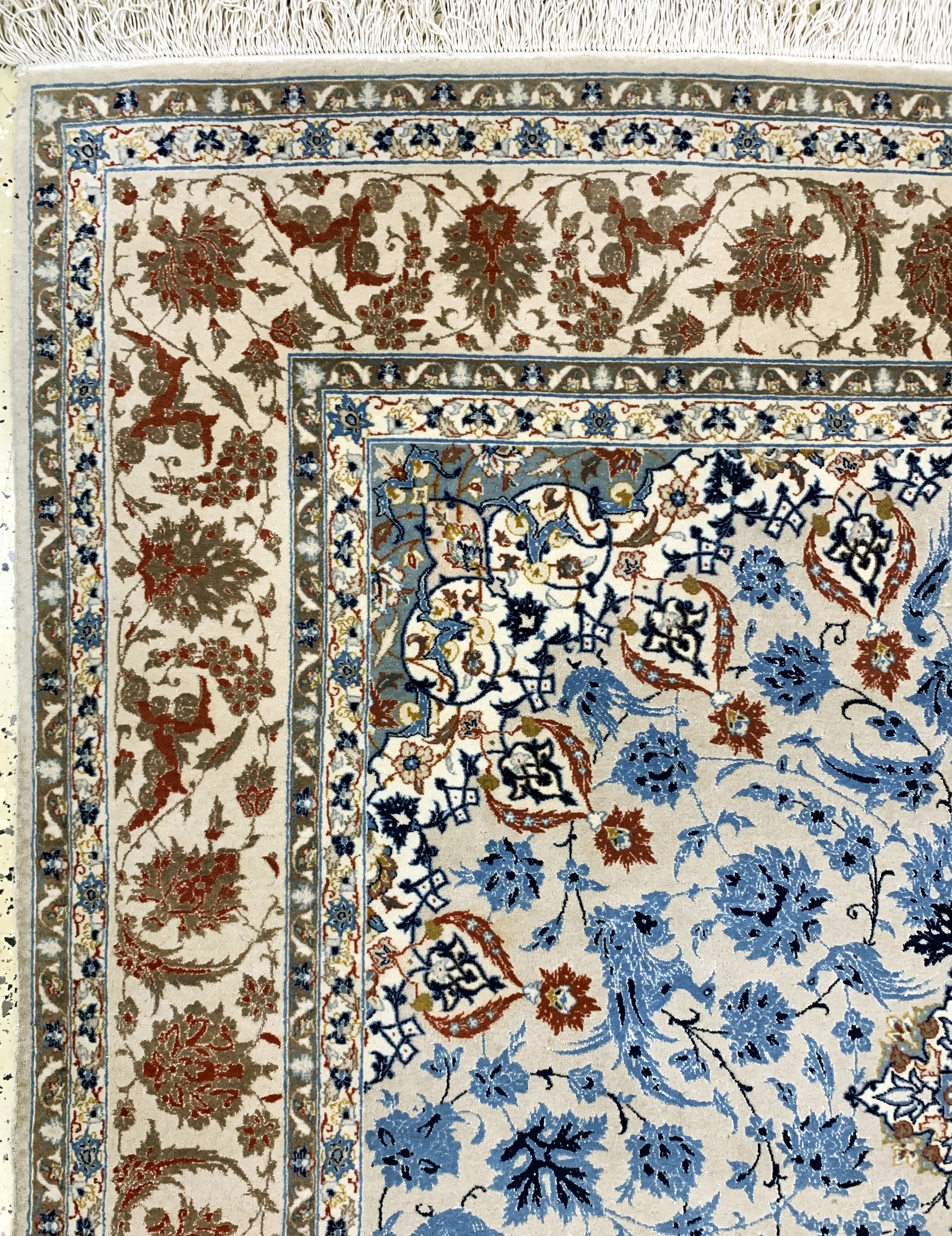 Detail d: Esfahan fein, Persien, Mitte 20.Jhd, Korkwolle mit und auf Seide, ca. 235 x 148 cm,ca. 1,0 Mio. Kn/qm, EHZ: 2(Fransen erneuert), leicht verfärbt.