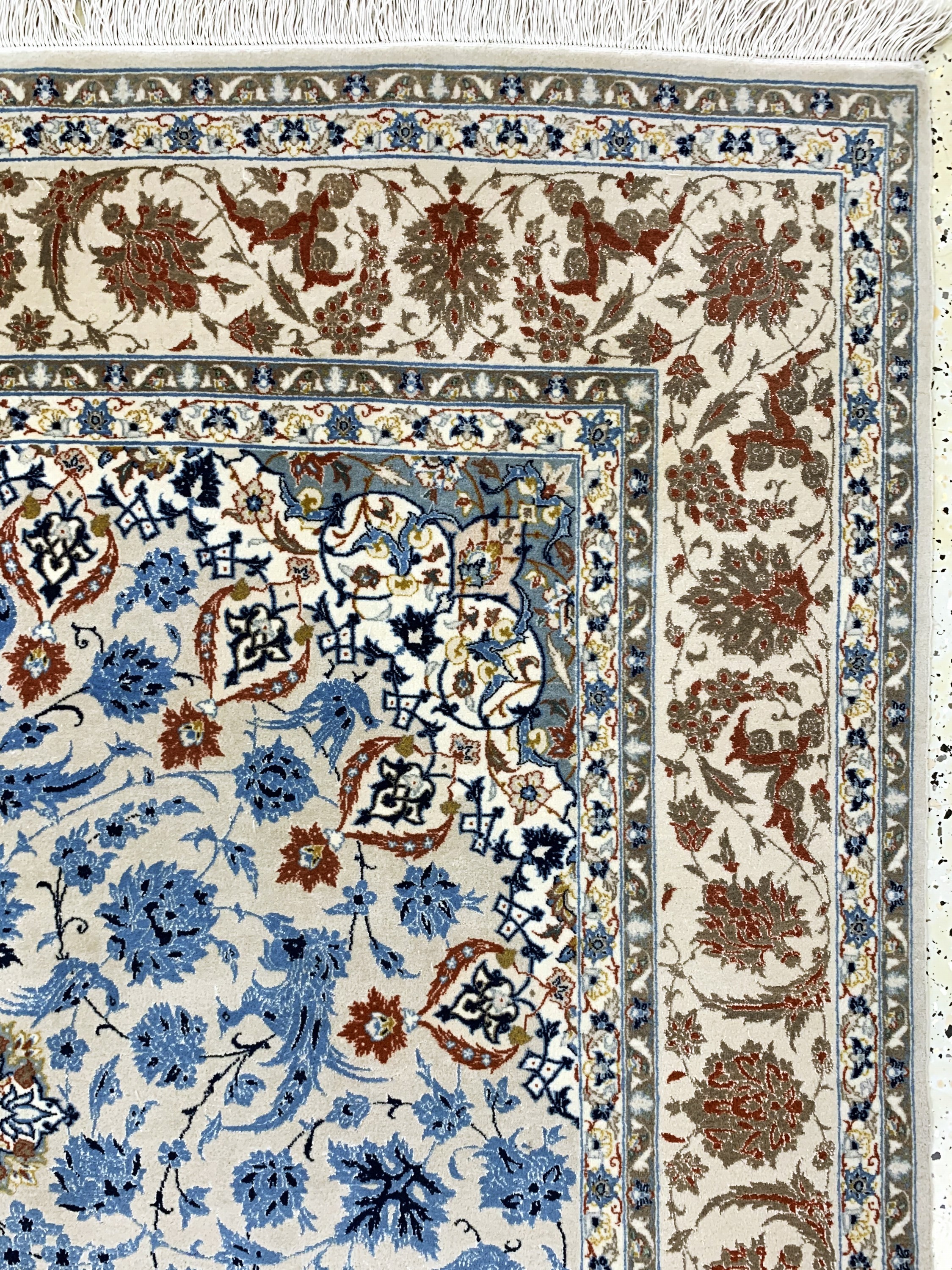 Detail e: Esfahan fein, Persien, Mitte 20.Jhd, Korkwolle mit und auf Seide, ca. 235 x 148 cm,ca. 1,0 Mio. Kn/qm, EHZ: 2(Fransen erneuert), leicht verfärbt.