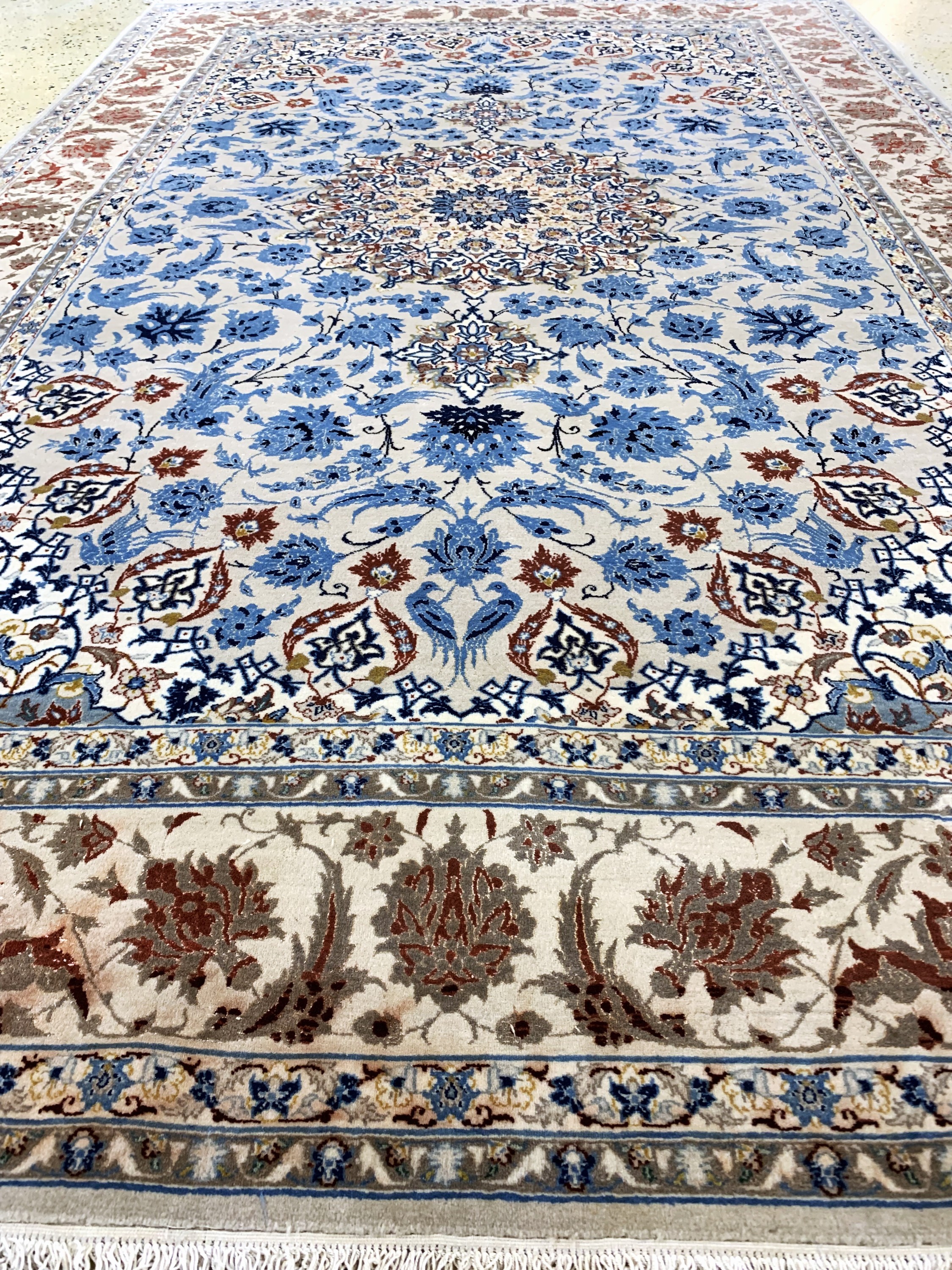 Detail f: Esfahan fein, Persien, Mitte 20.Jhd, Korkwolle mit und auf Seide, ca. 235 x 148 cm,ca. 1,0 Mio. Kn/qm, EHZ: 2(Fransen erneuert), leicht verfärbt.