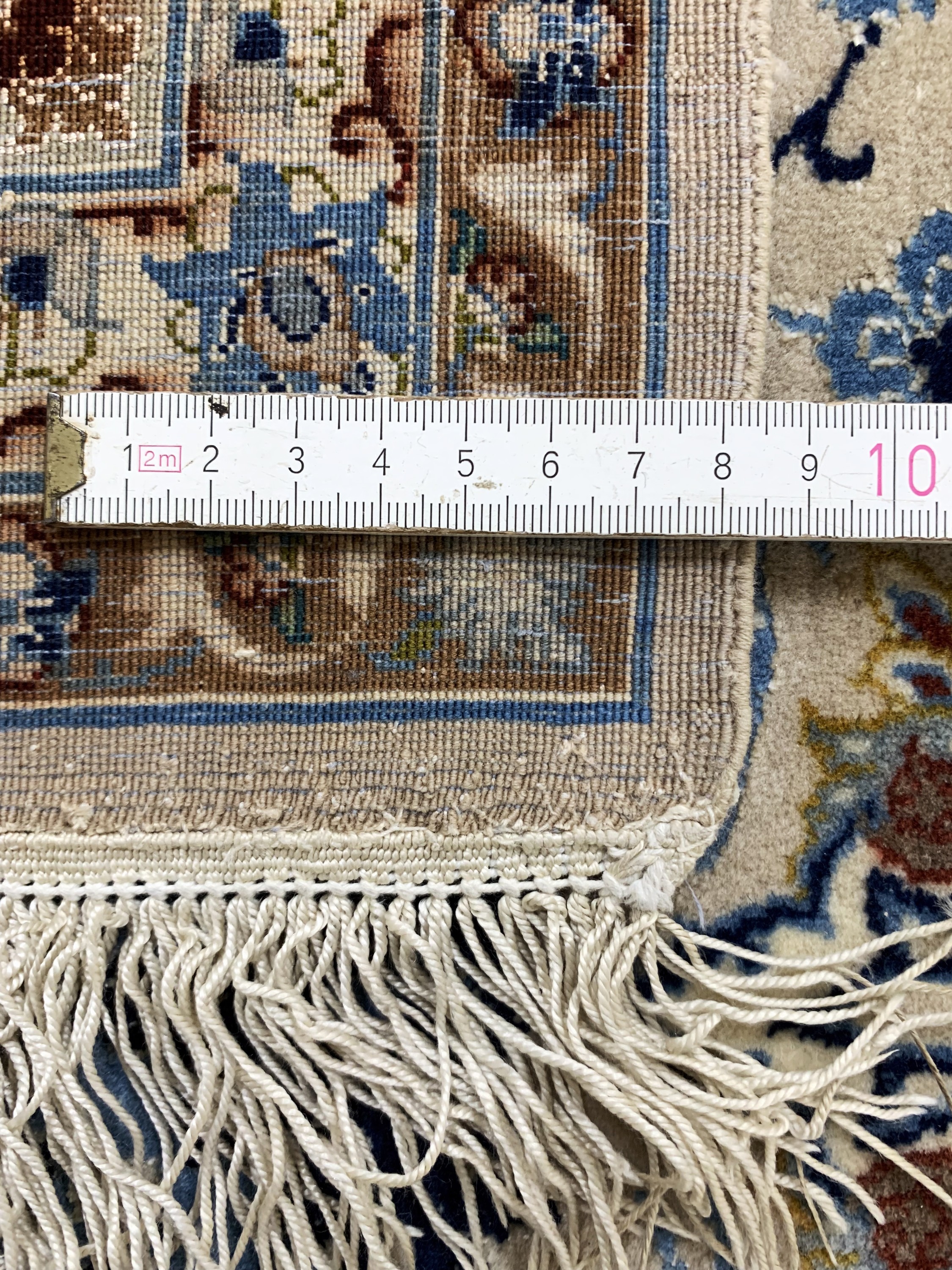 Detail g: Esfahan fein, Persien, Mitte 20.Jhd, Korkwolle mit und auf Seide, ca. 235 x 148 cm,ca. 1,0 Mio. Kn/qm, EHZ: 2(Fransen erneuert), leicht verfärbt.