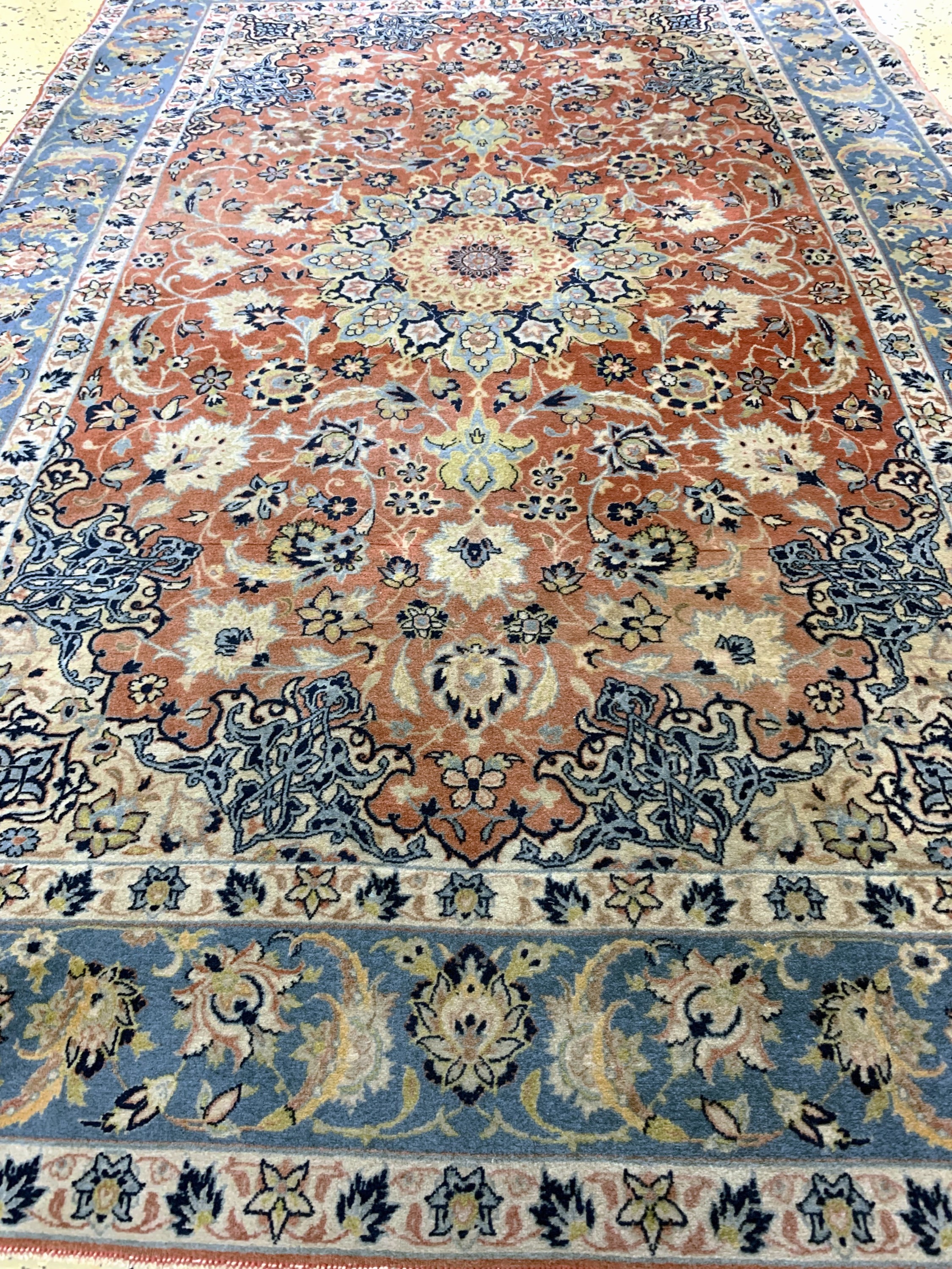 Detail d: Esfahan fein, Persien, Mitte 20.Jhd, Korkwolle auf Seide, ca. 170 x 112 cm, Reinigungsbedürftig, EHZ: 2-3