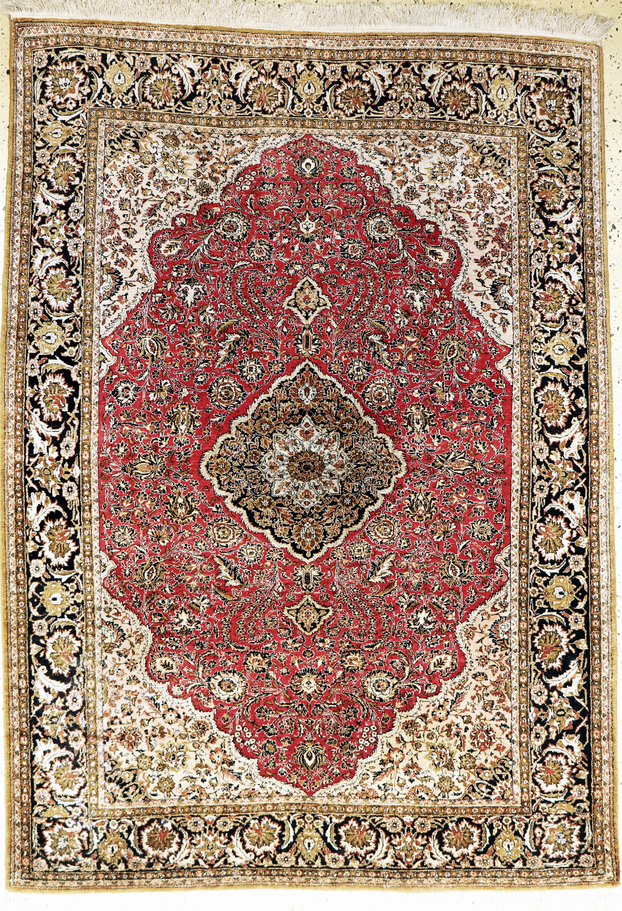 Ghom Seide, Persien, Anfang 20.Jhd, reine Naturseide, ca. 200 x 145 cm, EHZ: 2(Fransen erneuert)