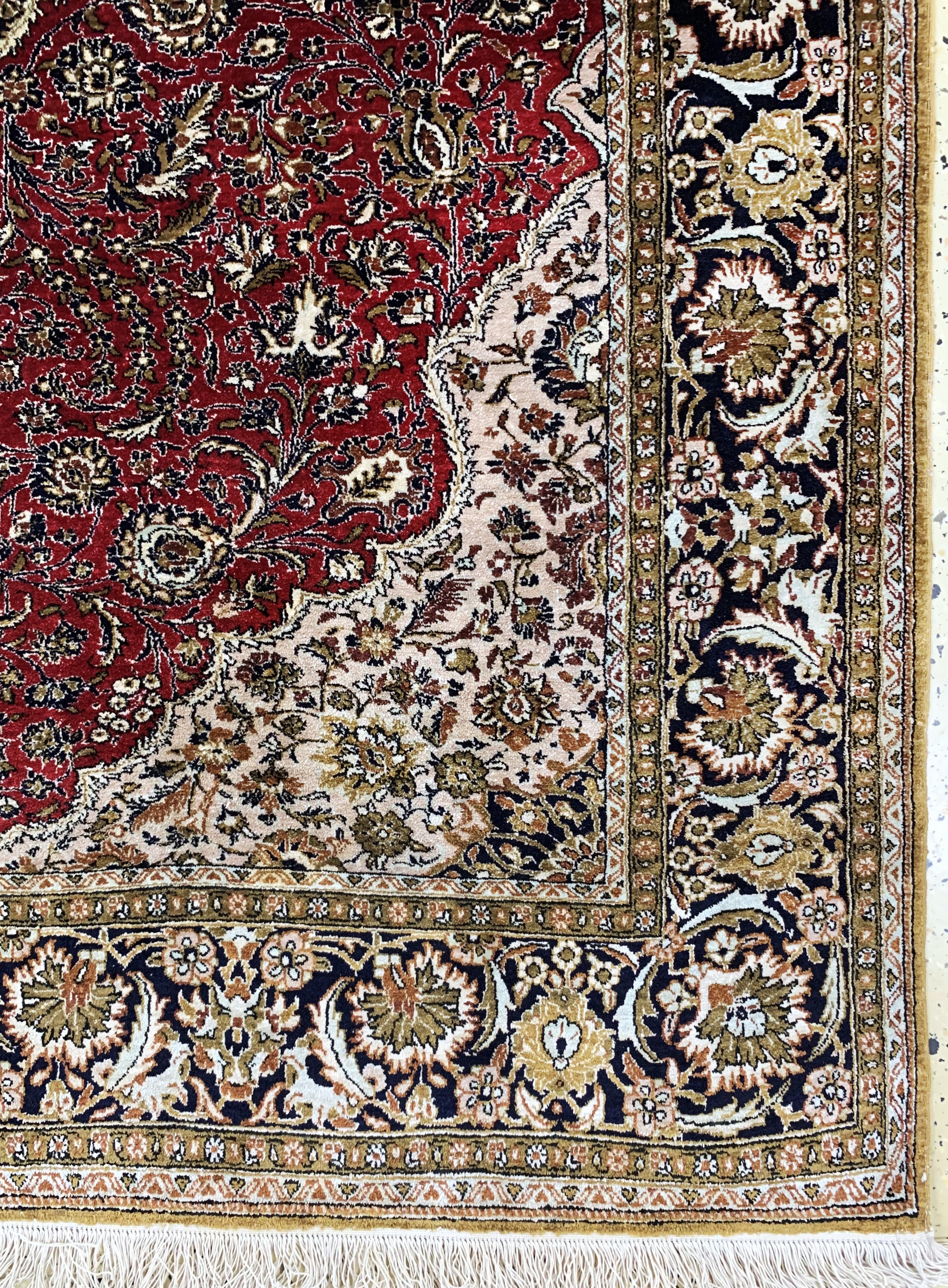Detail a: Ghom Seide, Persien, Anfang 20.Jhd, reine Naturseide, ca. 200 x 145 cm, EHZ: 2(Fransen erneuert)