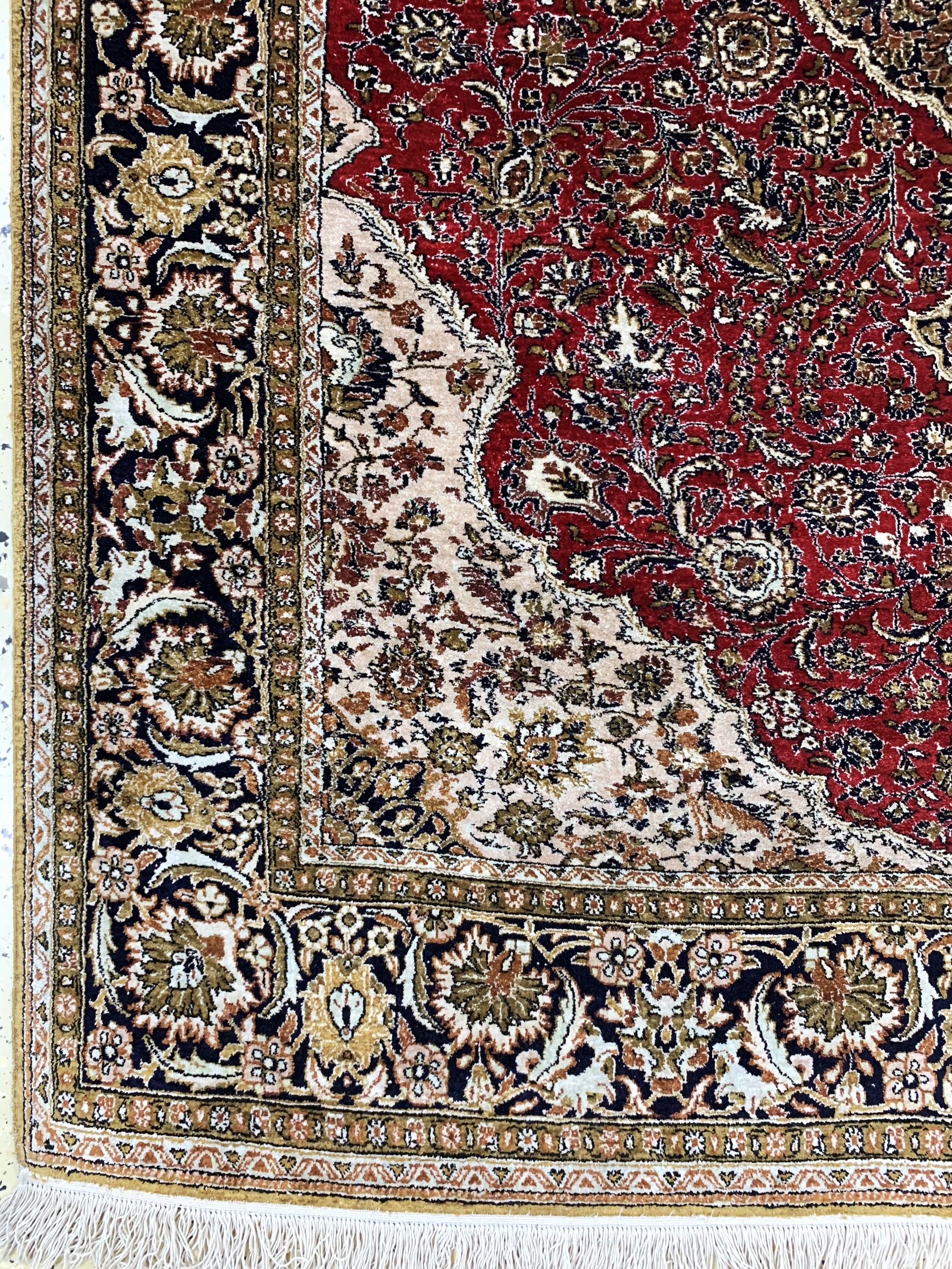 Detail b: Ghom Seide, Persien, Anfang 20.Jhd, reine Naturseide, ca. 200 x 145 cm, EHZ: 2(Fransen erneuert)