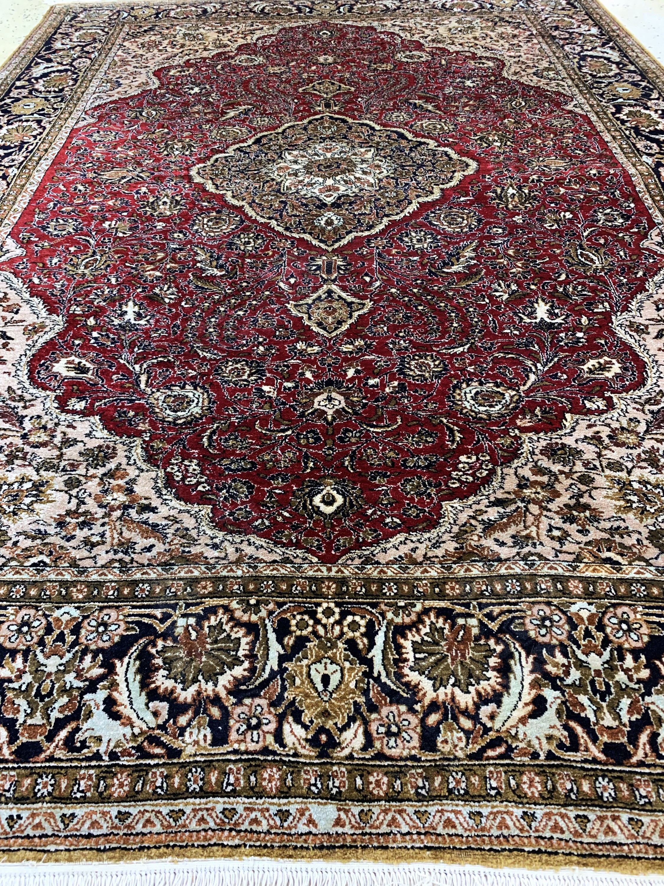 Detail e: Ghom Seide, Persien, Anfang 20.Jhd, reine Naturseide, ca. 200 x 145 cm, EHZ: 2(Fransen erneuert)