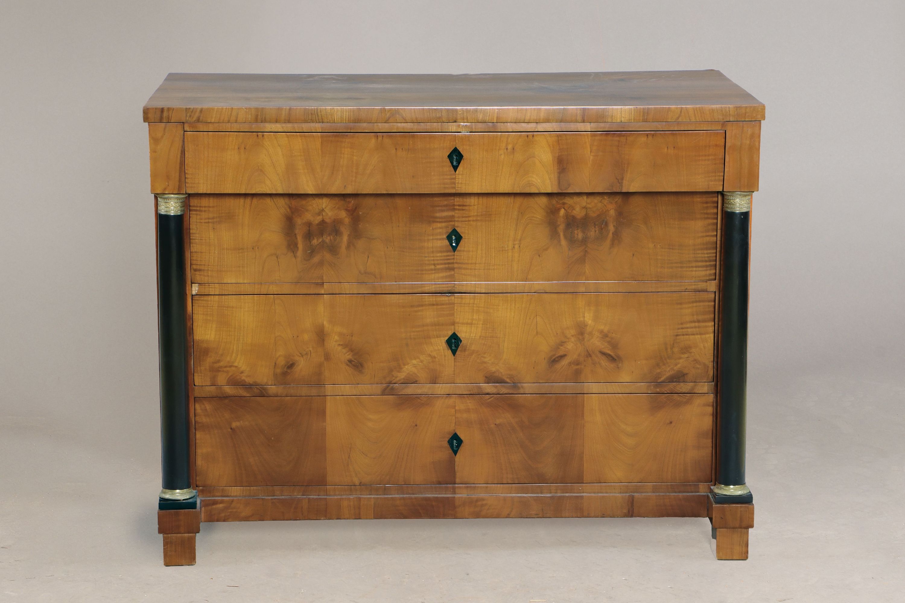 Biedermeier Kommode, deutsch, um 1820/30, Kirschbaumfurnier 4 Schubladen, Vollsäulen in schwarz, obere Schublade leicht vorspringend, ca. 94 x 121 x ...