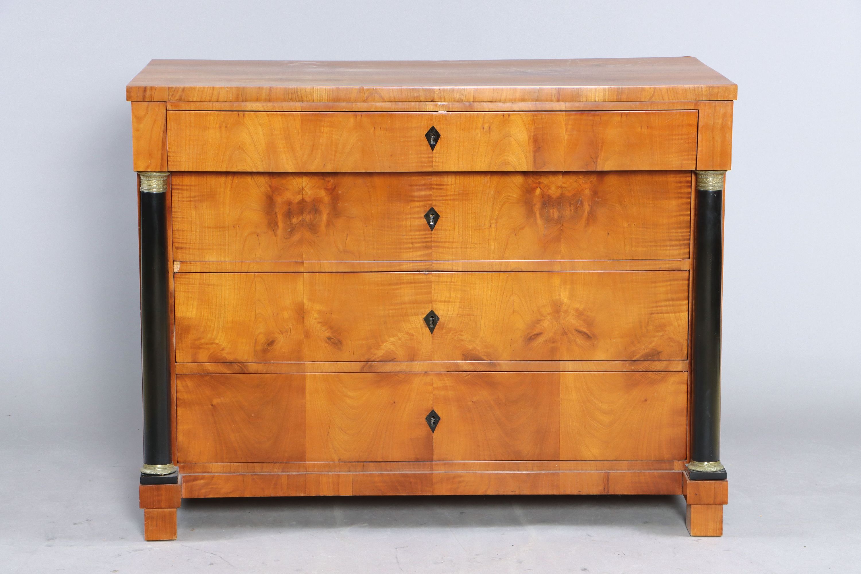 Detail a: Biedermeier Kommode, deutsch, um 1820/30, Kirschbaumfurnier 4 Schubladen, Vollsäulen in schwarz, obere Schublade leicht vorspringend, ca. 94 x 121 x ...