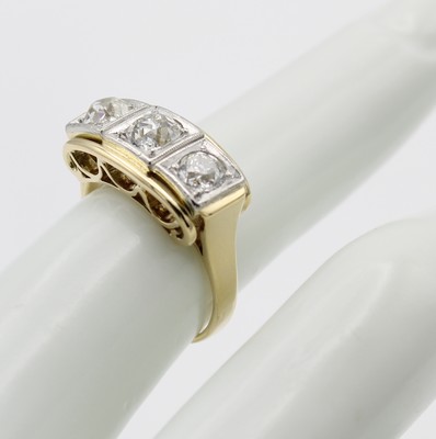 26960812a - Ring mit Diamanten, GG 585/000, 3 Alt- schliffdiam. zus. ca. 1.00 ct ...