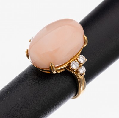 Image 18 kt Gold Korall-Brillant-Ring, GG 750/000, mittig ovaler Engelhautkorallen- Cabochon, ...