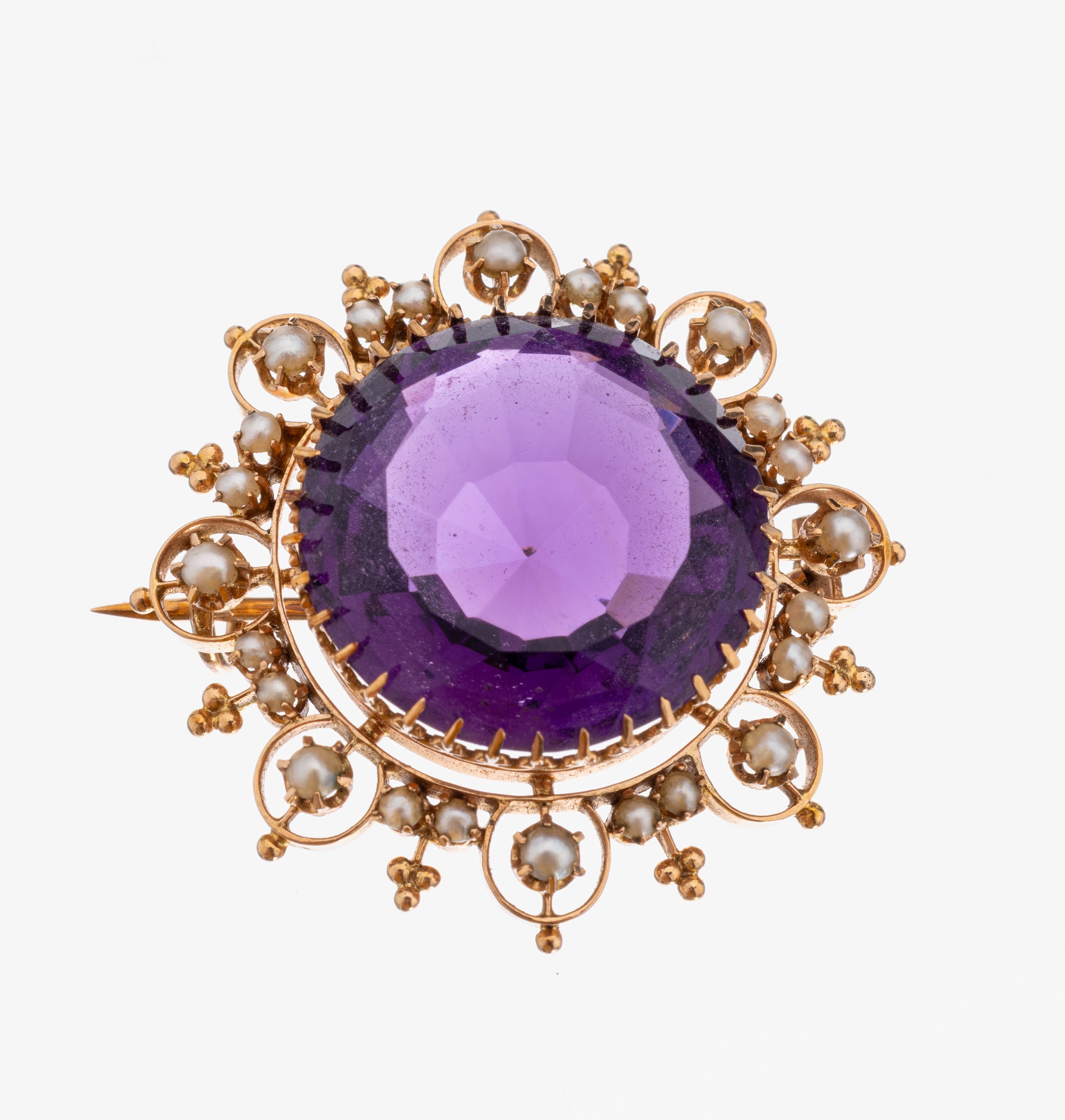 14 kt Gold Amethyst-Perl-Brosche, um 1880 -1900, GG 585/000, wohl deutsch, mittig rundfacett. Amethyst ca. 18.50 ct, kl. Saatperlen, ...