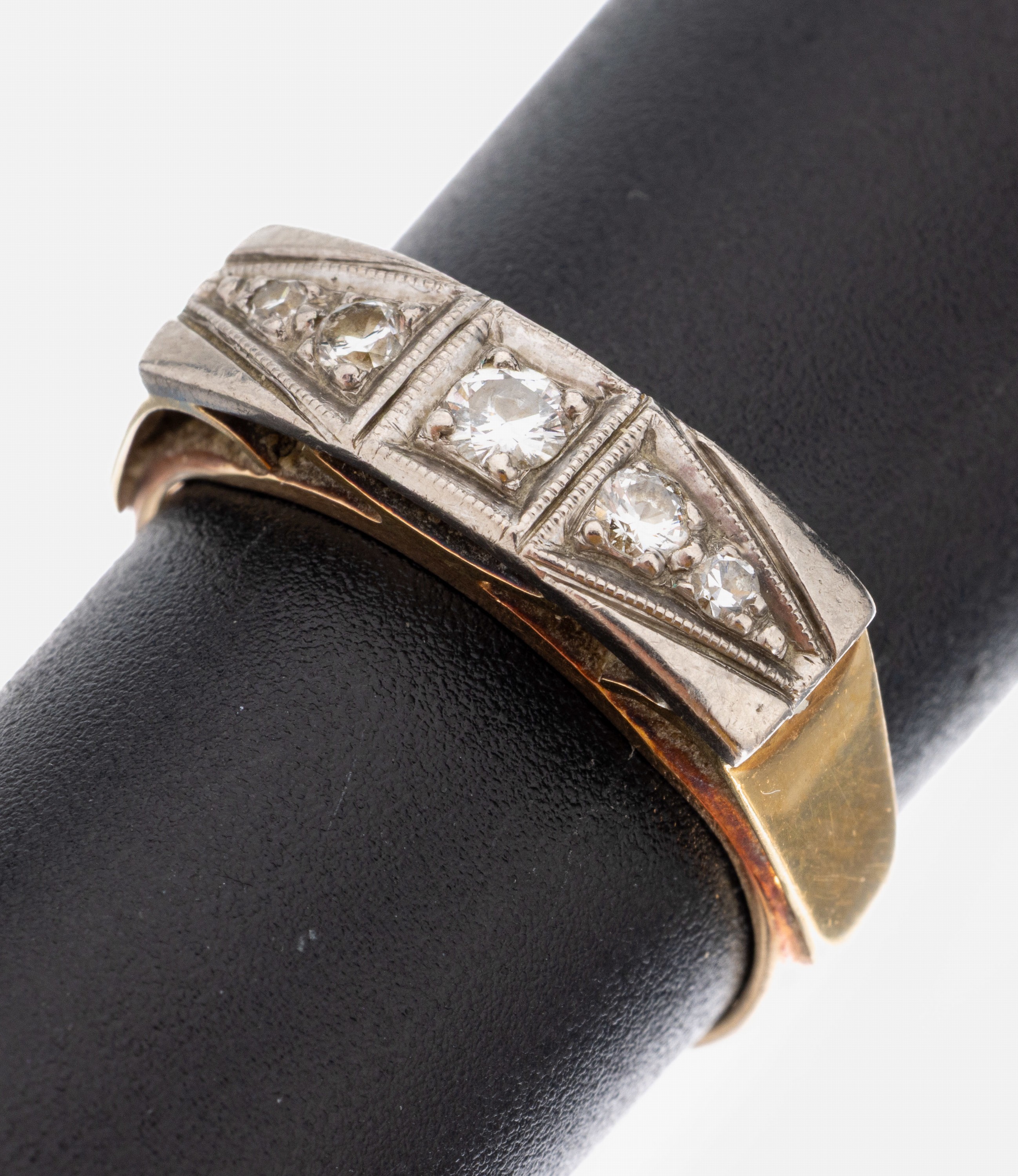 14 kt Gold Diamant-Ring, 1940er Jahre, GG/WG 585/000, 3 Brillanten und 1 8/8-Diamant zus. ca. 0.18 ct Weiß/si, RW 56, ca. 4.8 g, Ringschiene gebr.