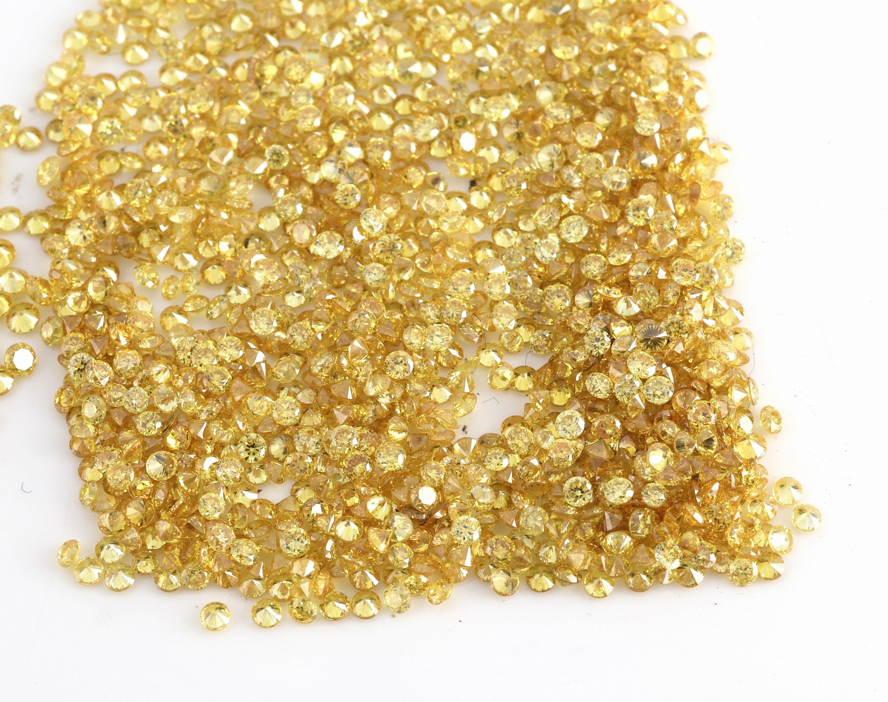 Detail a: Lot lose Brillanten, zus. ca. 11.77 ct fancy yellow/vs, wohl beh.