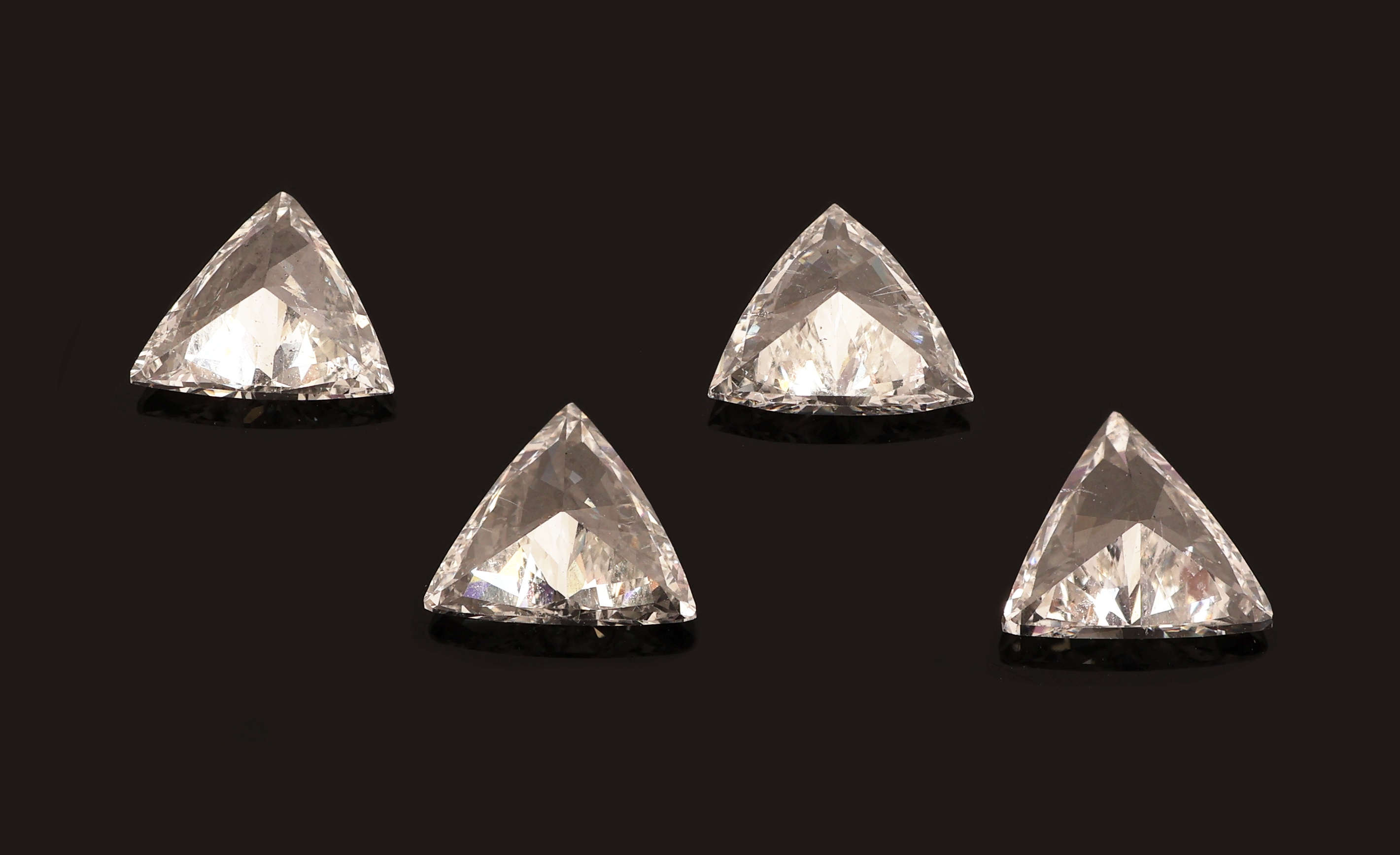 Detail a: Lot 4 lose Diamanten, facett. Triangeln zus. ca. 1.33 ct feines Weiß-Weiß/si