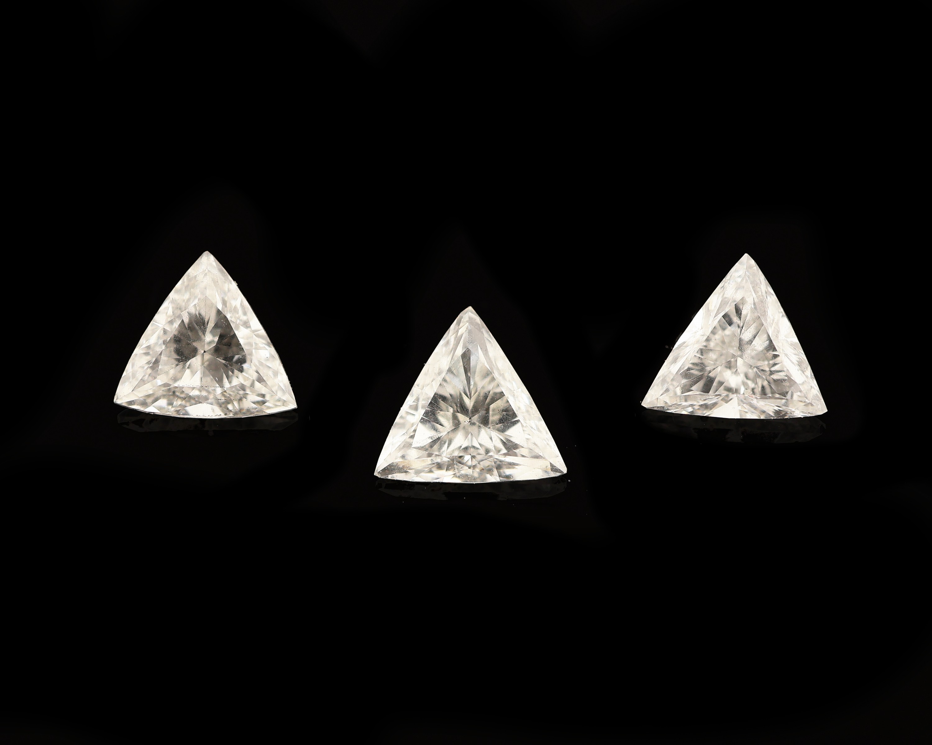 Lot 3 lose Diamanten, facett. Triangeln, zus. ca. 0.98 ct feines Weiß-Weiß/vs2-si