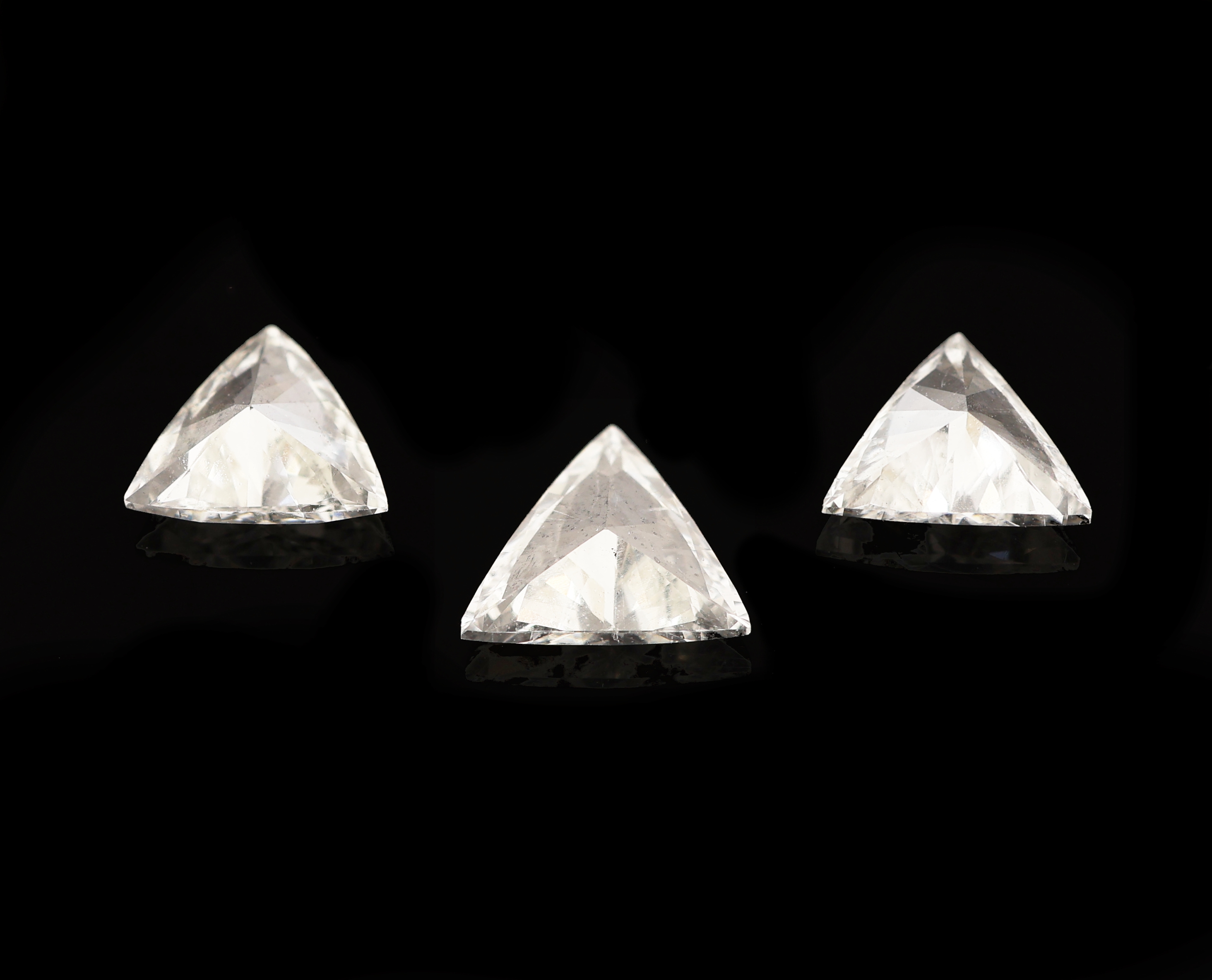 Detail a: Lot 3 lose Diamanten, facett. Triangeln, zus. ca. 0.98 ct feines Weiß-Weiß/vs2-si