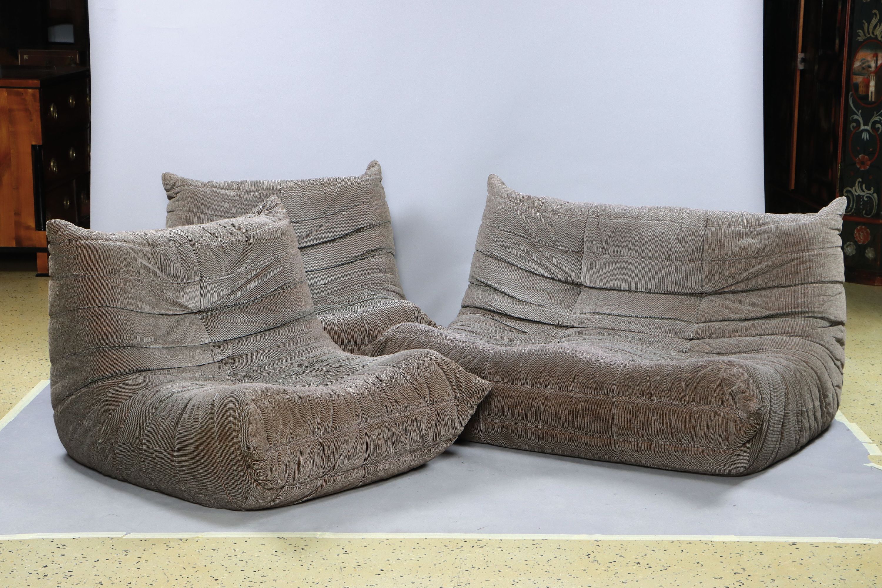 Detail a: 3-tlg. Sitzgruppe Modell Togo, Ligne Roset, Entw. Michel Ducaroy, grau-beiger Manchester-Bezug, Zweisitzer, zwei Einsitzer, frei und variabel ...