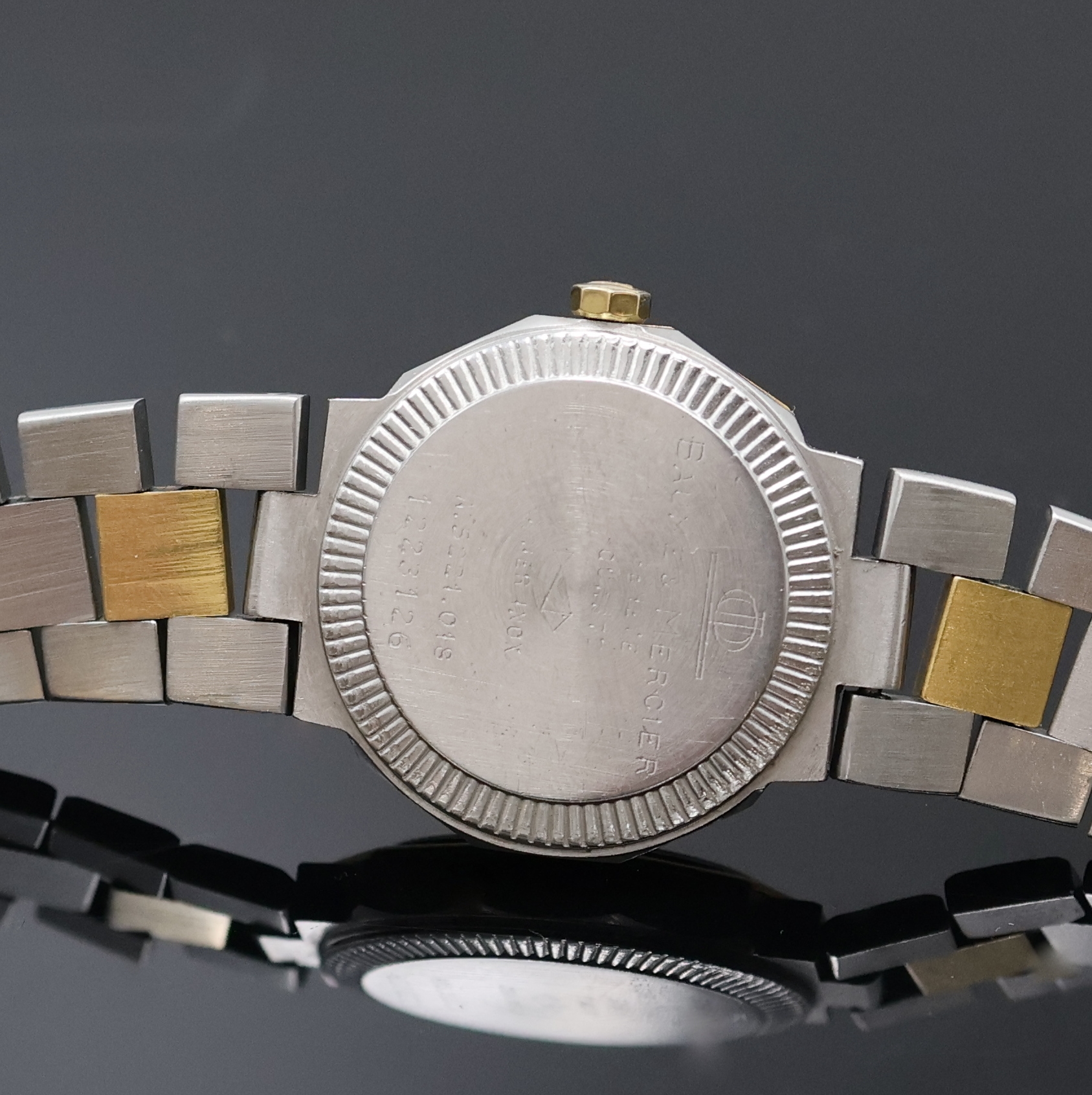Detail d: BAUME & MERCIER Riviera Damenarmbanduhr in Stahl/Gold Referenz 5221.018, Schweiz 1980er Jahre, quarz, 12-eckiges Geh., Boden verschr., integr. orig. ...